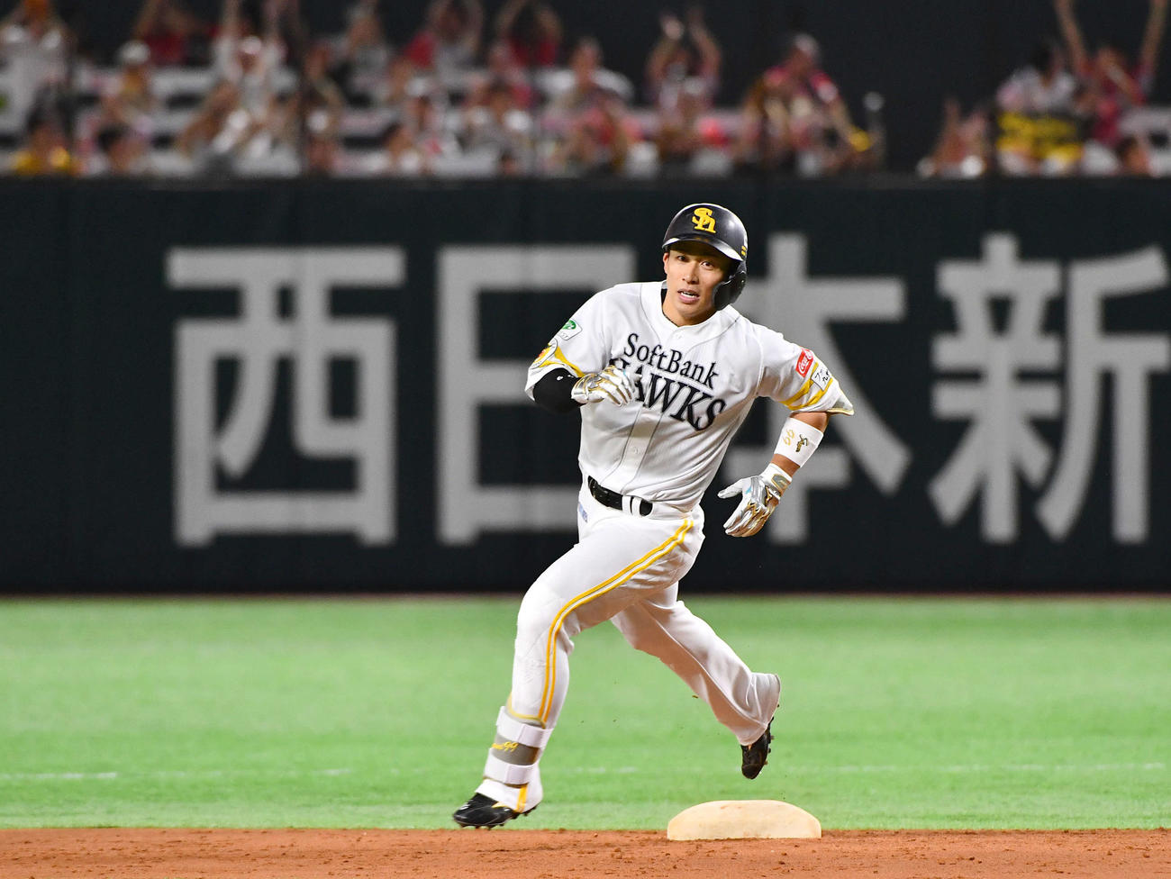 ソフトバンク対日本ハム　3回裏ソフトバンク無死、右越え本塁打を放ち、ダイヤモンドを一周する野村（撮影・岩下翔太）