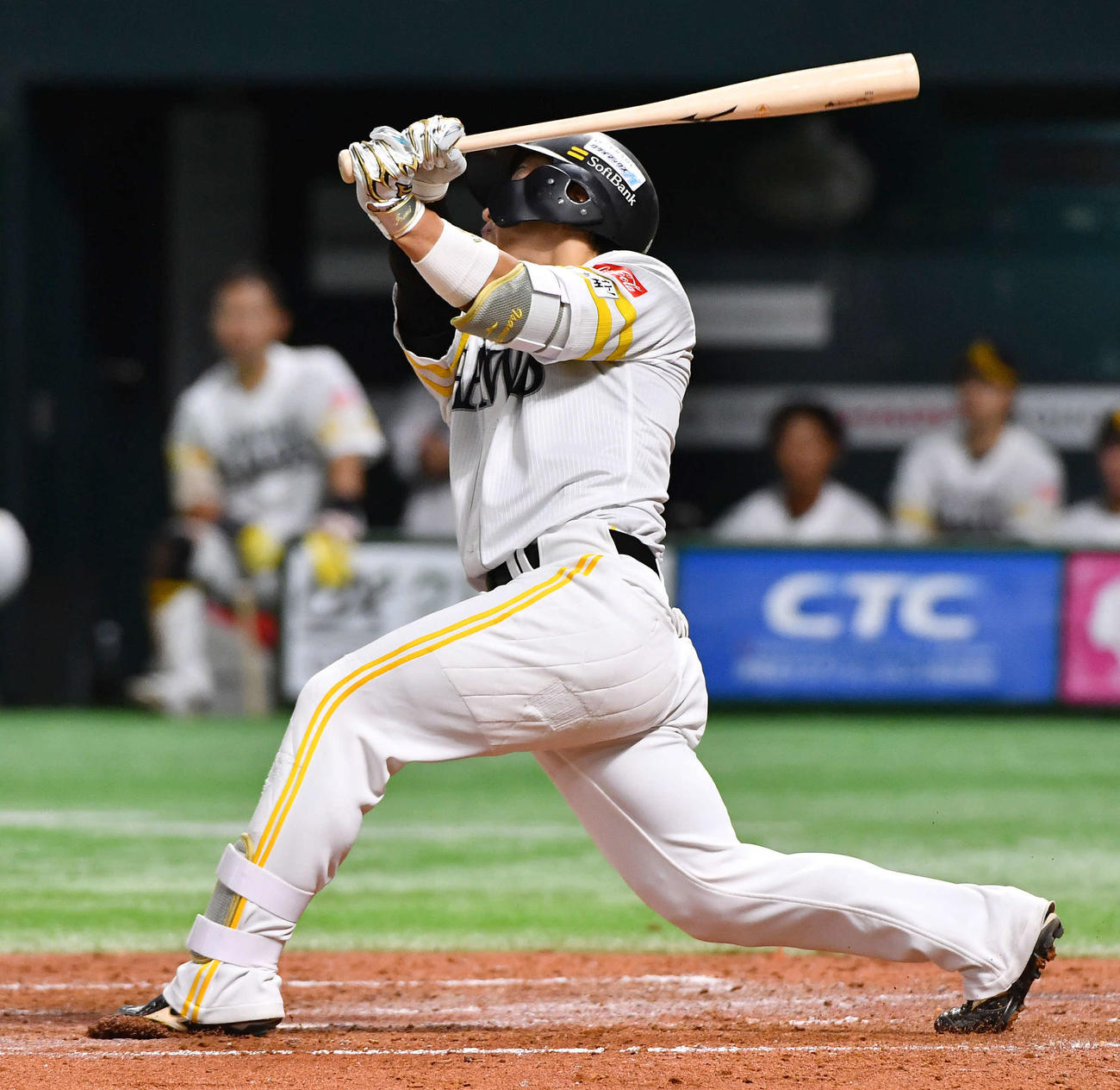 ソフトバンク対日本ハム　3回裏ソフトバンク無死、野村は右越え本塁打を放つ（撮影・岩下翔太）