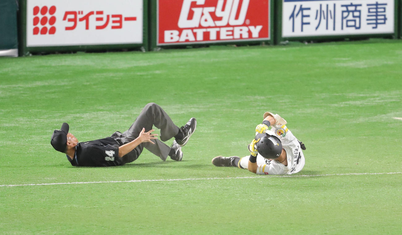 ソフトバンク対日本ハム　3回裏ソフトバンク2死一塁、中村は一ゴロに終わる、走塁時に塁審と接触し倒れ込む（撮影・梅根麻紀）