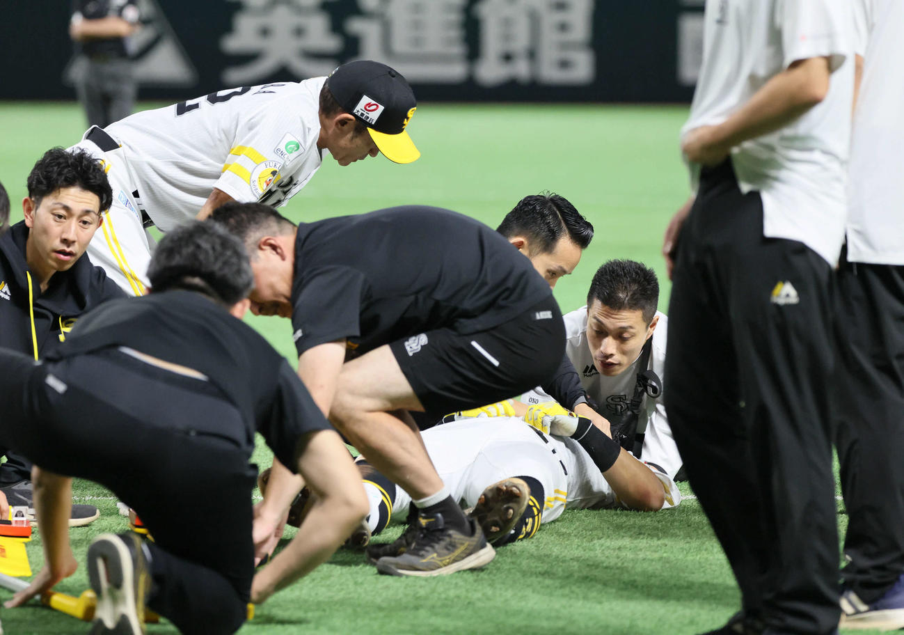 ソフトバンク対日本ハム　3回裏ソフトバンク2死一塁、一ゴロの中村は交錯し交代（撮影・加藤孝規）