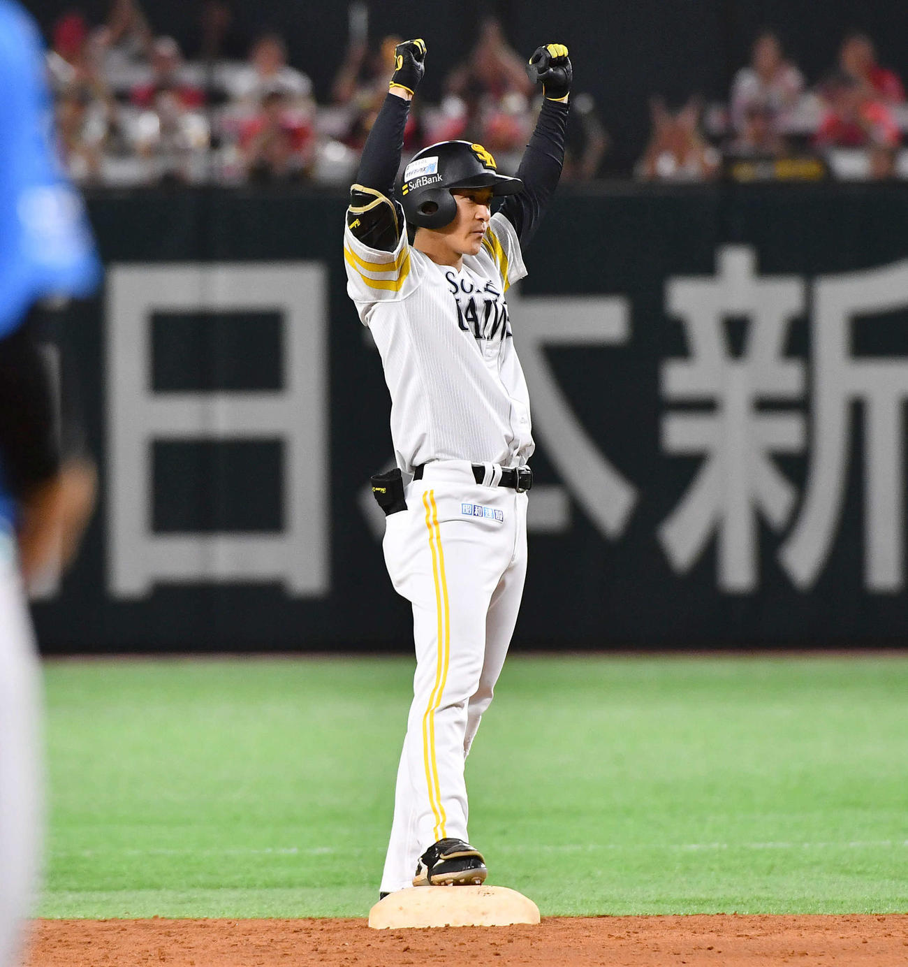 ソフトバンク対日本ハム　5回裏ソフトバンク2死一塁、適時中二塁打を放ち、ベンチに向かってガッツポーズする柳町（撮影・岩下翔太）