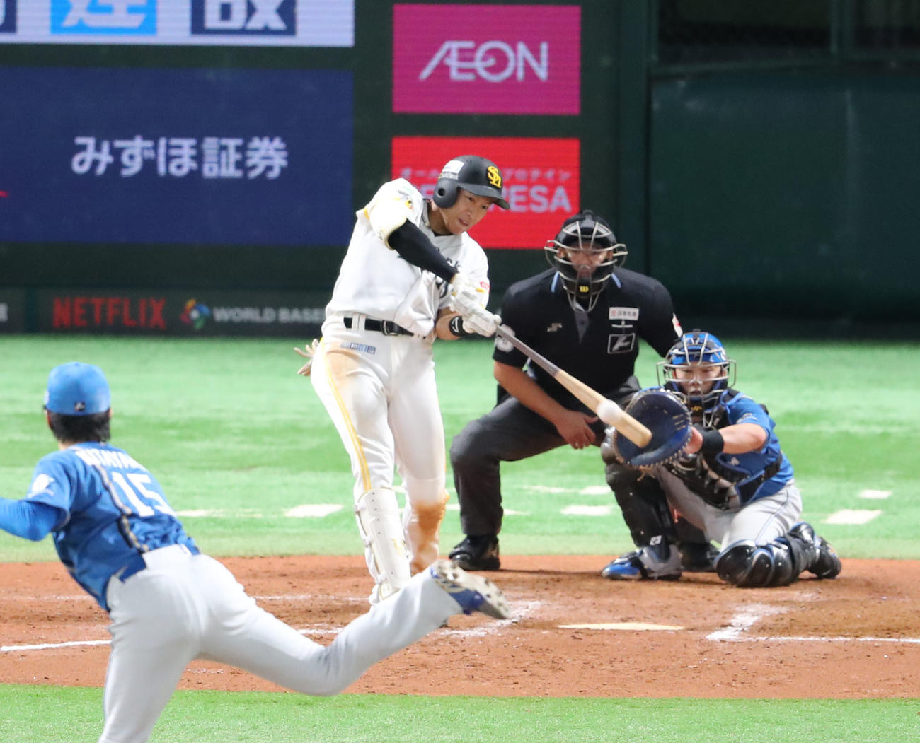 ソフトバンク対日本ハム　7回裏ソフトバンク2死、柳田は右越え二塁打を放つ（撮影・梅根麻紀）