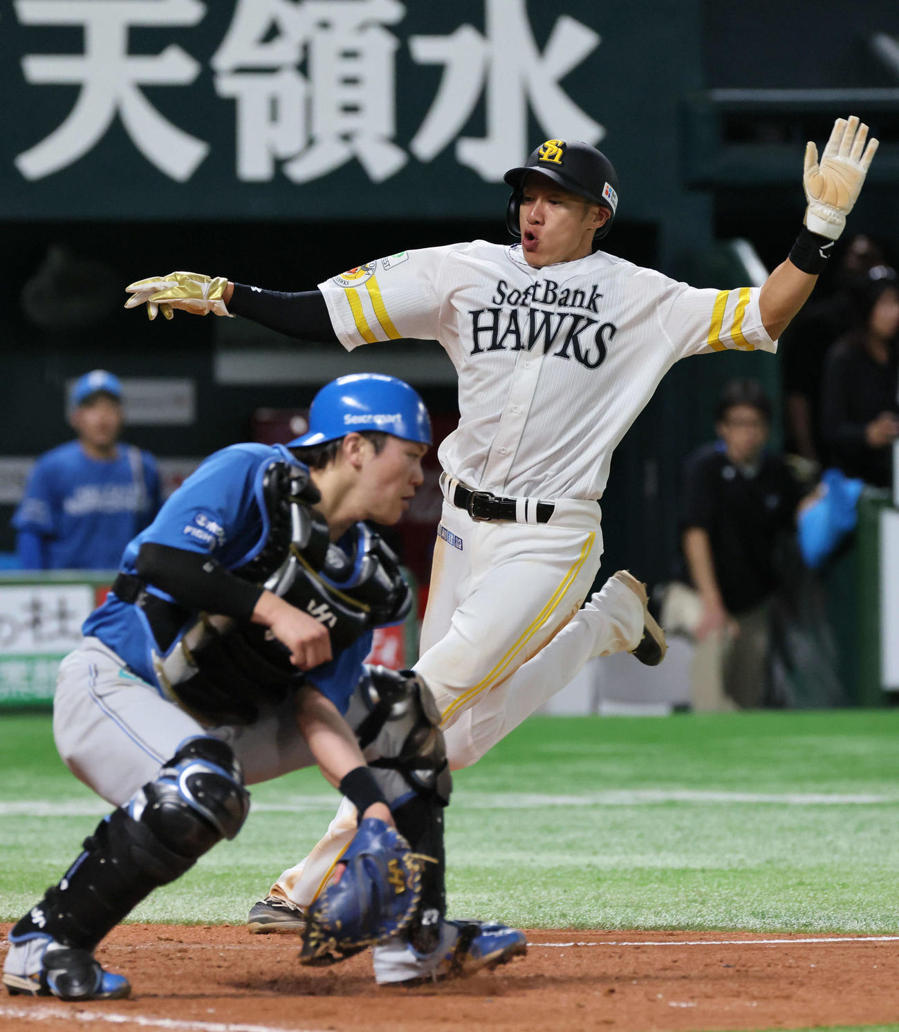 ソフトバンク対日本ハム　5回裏ソフトバンク2死一塁、柳町の左中間適時二塁打で柳田が生還。捕手は伏見（撮影・加藤孝規）