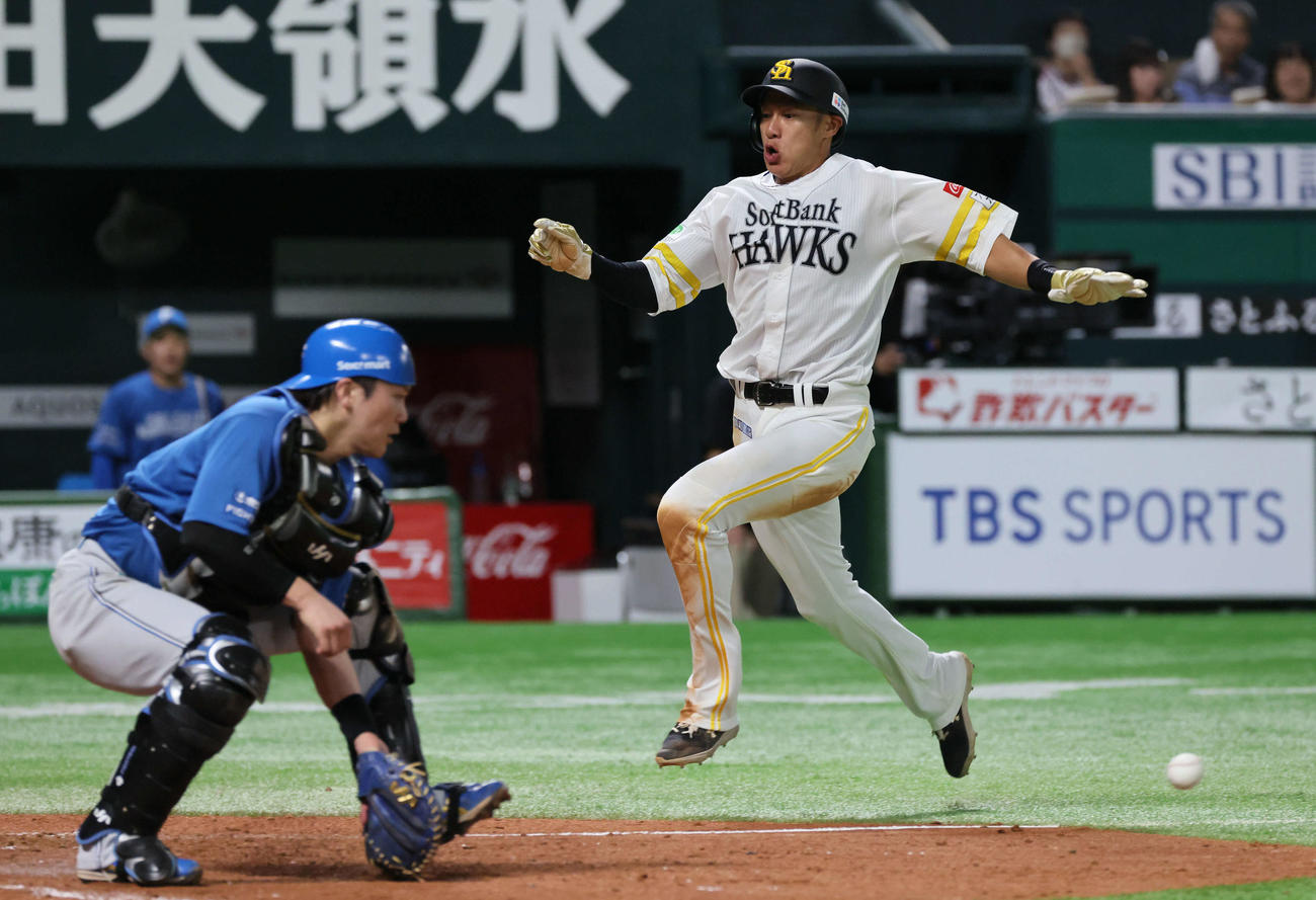 ソフトバンク対日本ハム　5回裏ソフトバンク2死一塁、柳町の左中間適時二塁打で柳田が生還。捕手は伏見（撮影・加藤孝規）