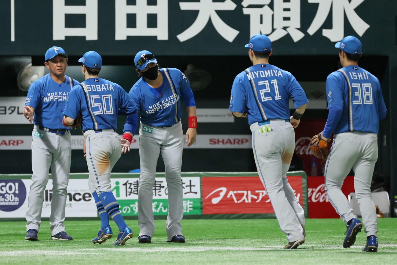 ソフトバンク対日本ハム　ナインを迎える新庄監督（撮影・加藤孝規）