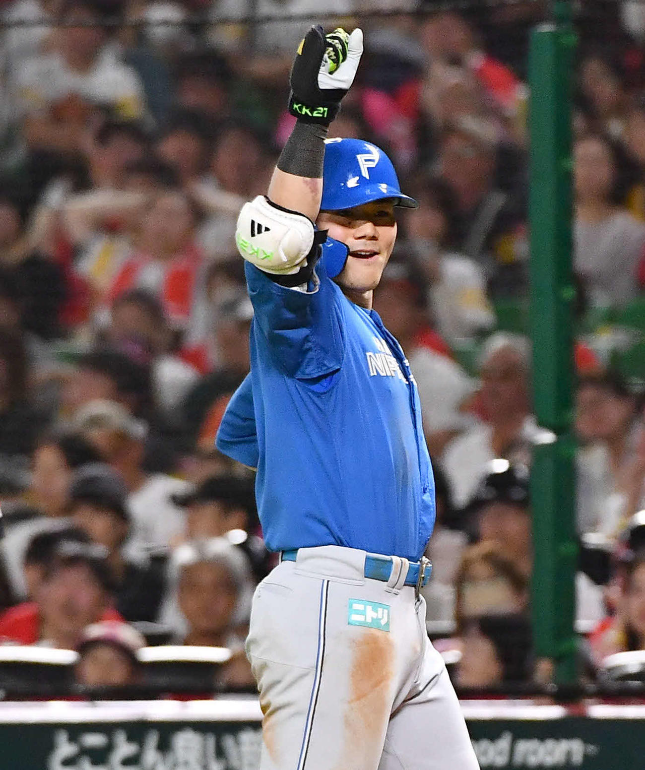 ソフトバンク対日本ハム　4回表日本ハム2死一、二塁、中前適時打を放ち、ベンチに向かってガッツポーズする清宮幸（撮影・岩下翔太）