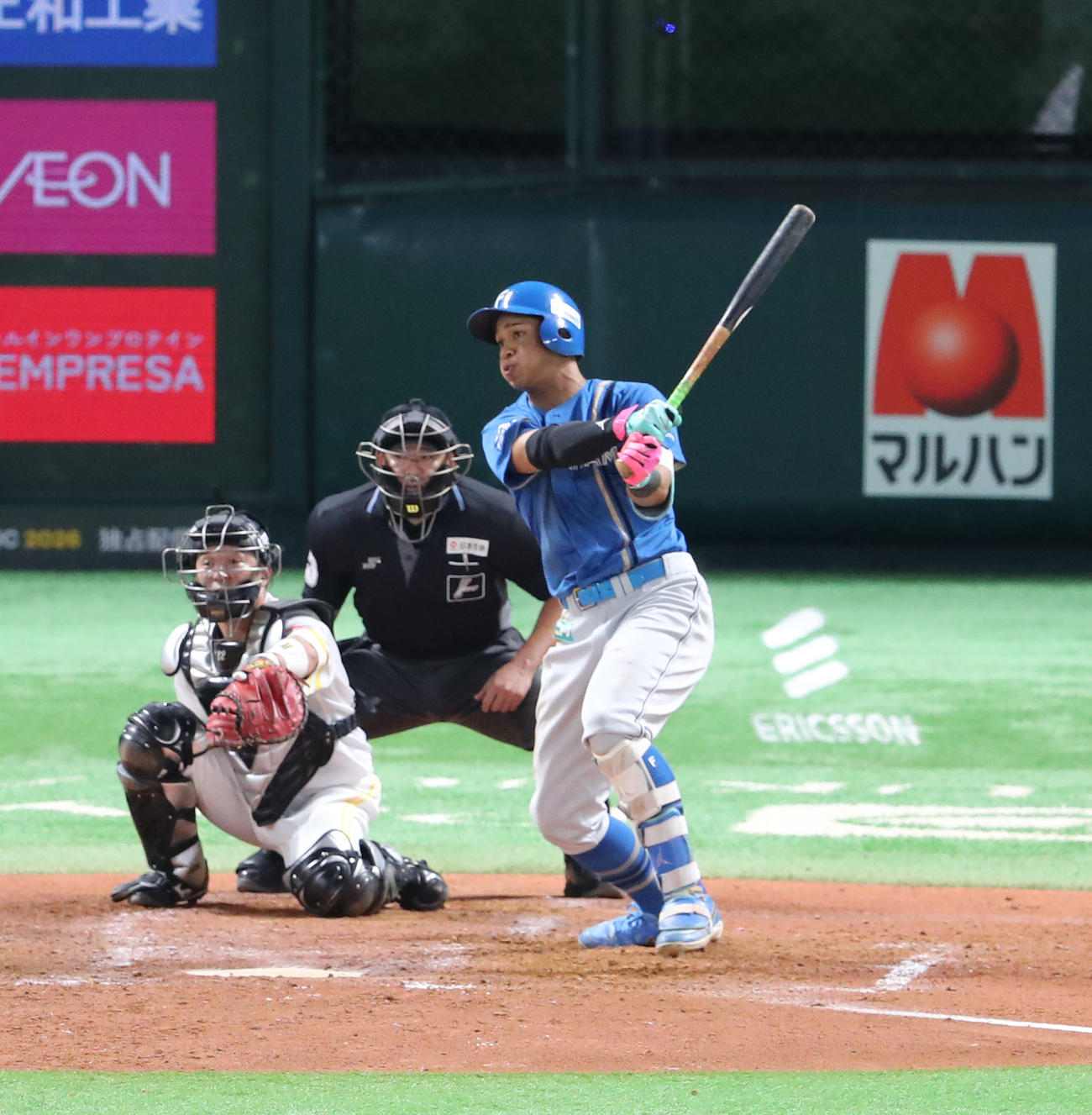 ソフトバンク対日本ハム　5回表日本ハム無死、万波は右前安打を放つ（撮影・梅根麻紀）