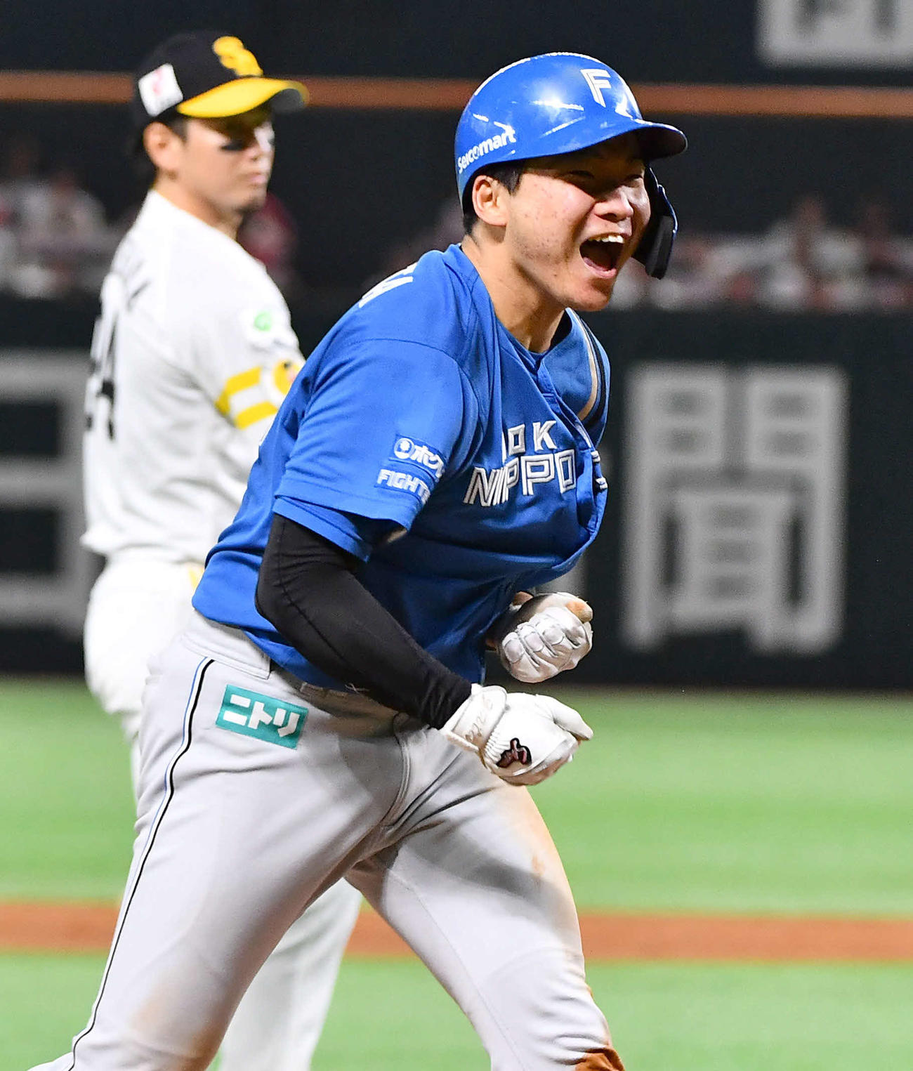 ソフトバンク対日本ハム　3回表日本ハム1死一塁、左中間へ同点適時三塁打を放ち、ガッツポーズする山県（撮影・岩下翔太）