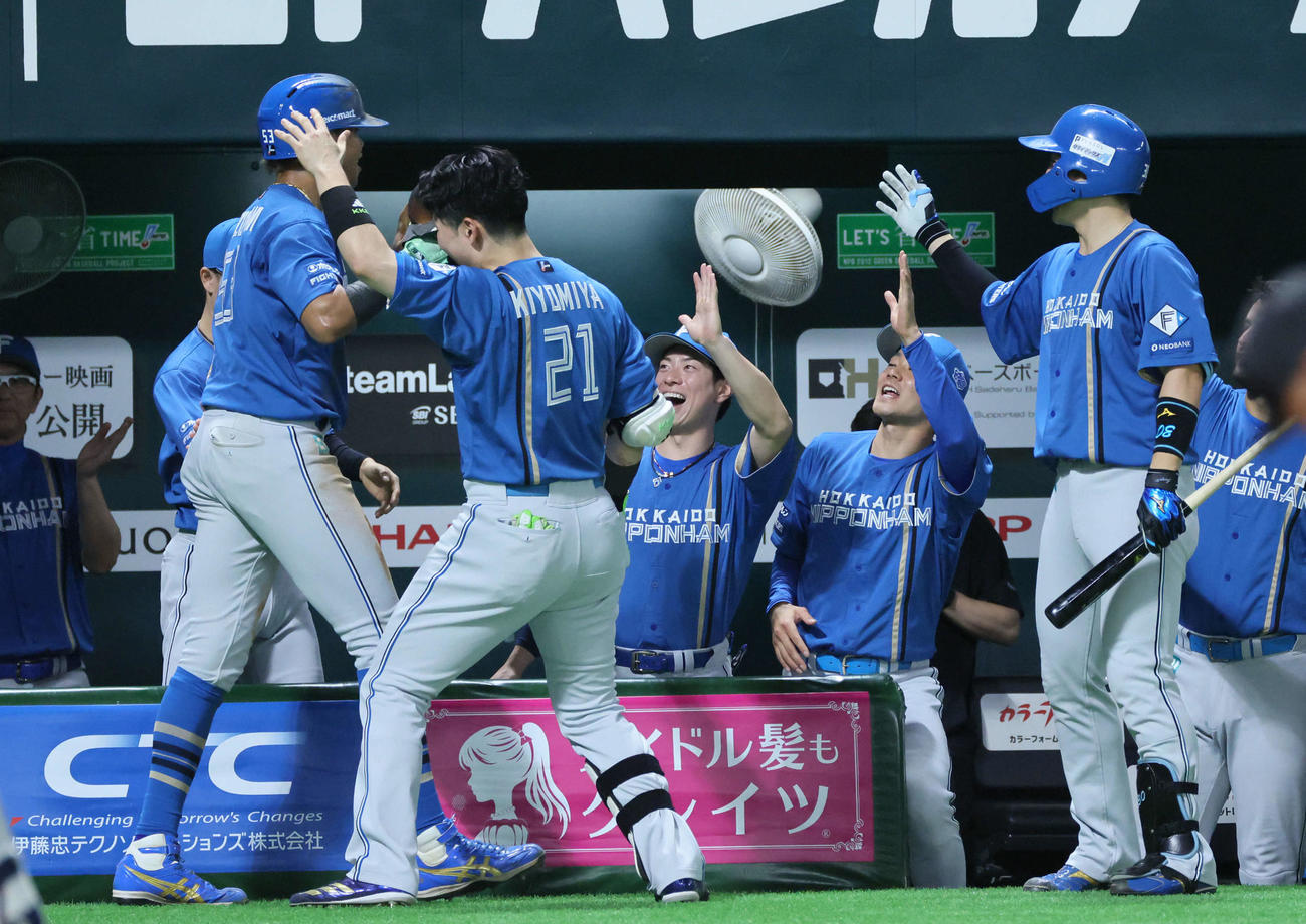 ソフトバンク対日本ハム　3回表日本ハム1死一塁、山県の同点の左中間適時三塁打で生還した水谷を迎えるチームメート（撮影・加藤孝規）