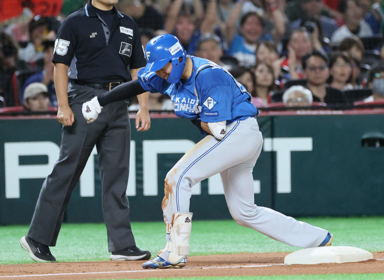 ソフトバンク対日本ハム　3回表日本ハム1死一塁、山県は同点の左中間適時三塁打を放つ（撮影・加藤孝規）