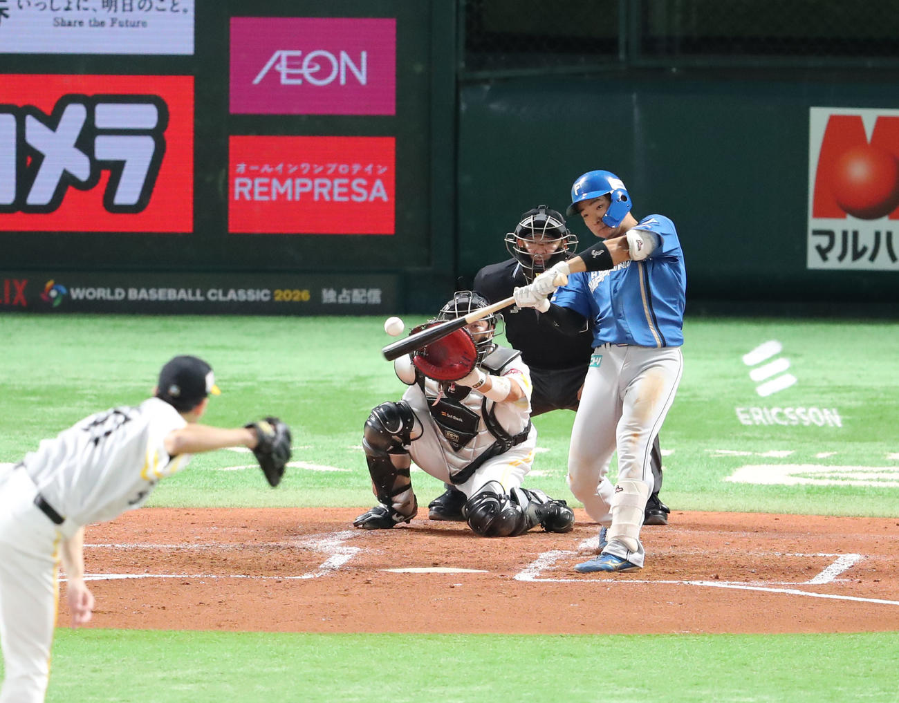 ソフトバンク対日本ハム　3回表日本ハム1死一塁、山県は中越えに同点適時三塁打を放つ（撮影・梅根麻紀）