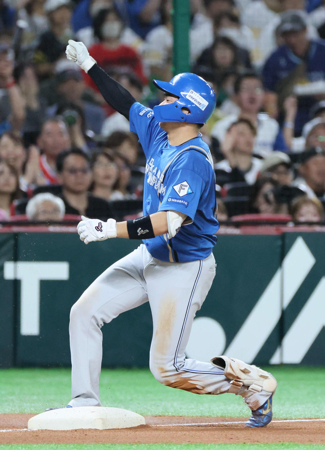 ソフトバンク対日本ハム　3回表日本ハム1死一塁、山県は同点の左中間適時三塁打を放つ（撮影・加藤孝規）