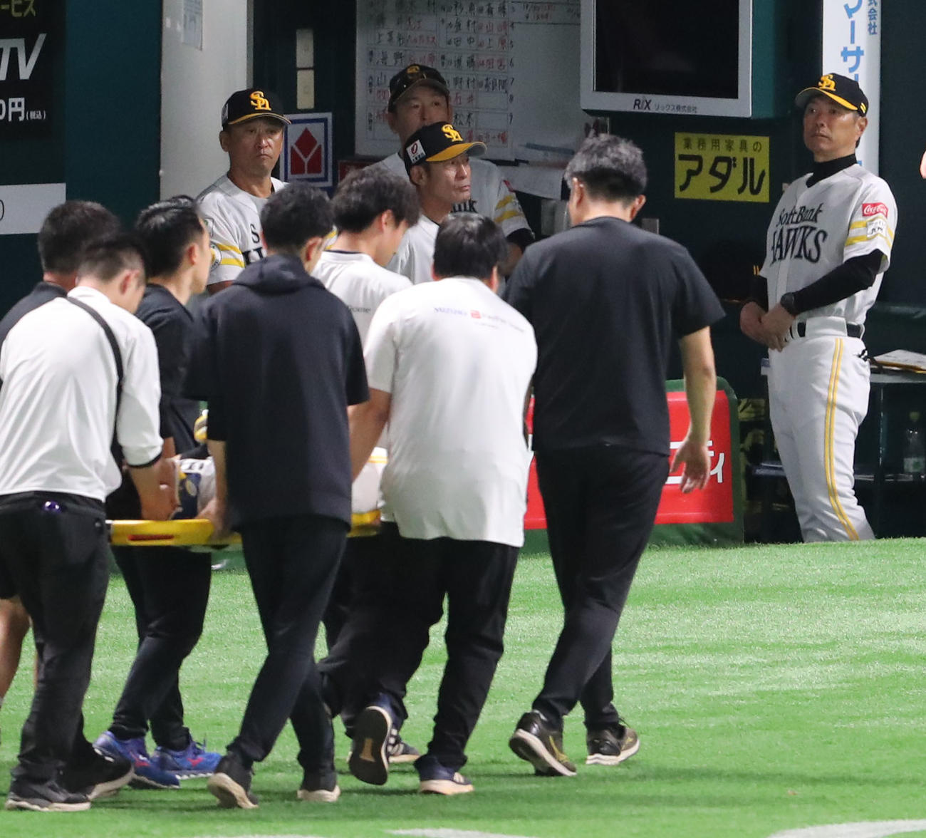 ソフトバンク対日本ハム　3回裏に負傷し担架で運ばれる中村を心配そうに見る小久保監督（撮影・梅根麻紀）