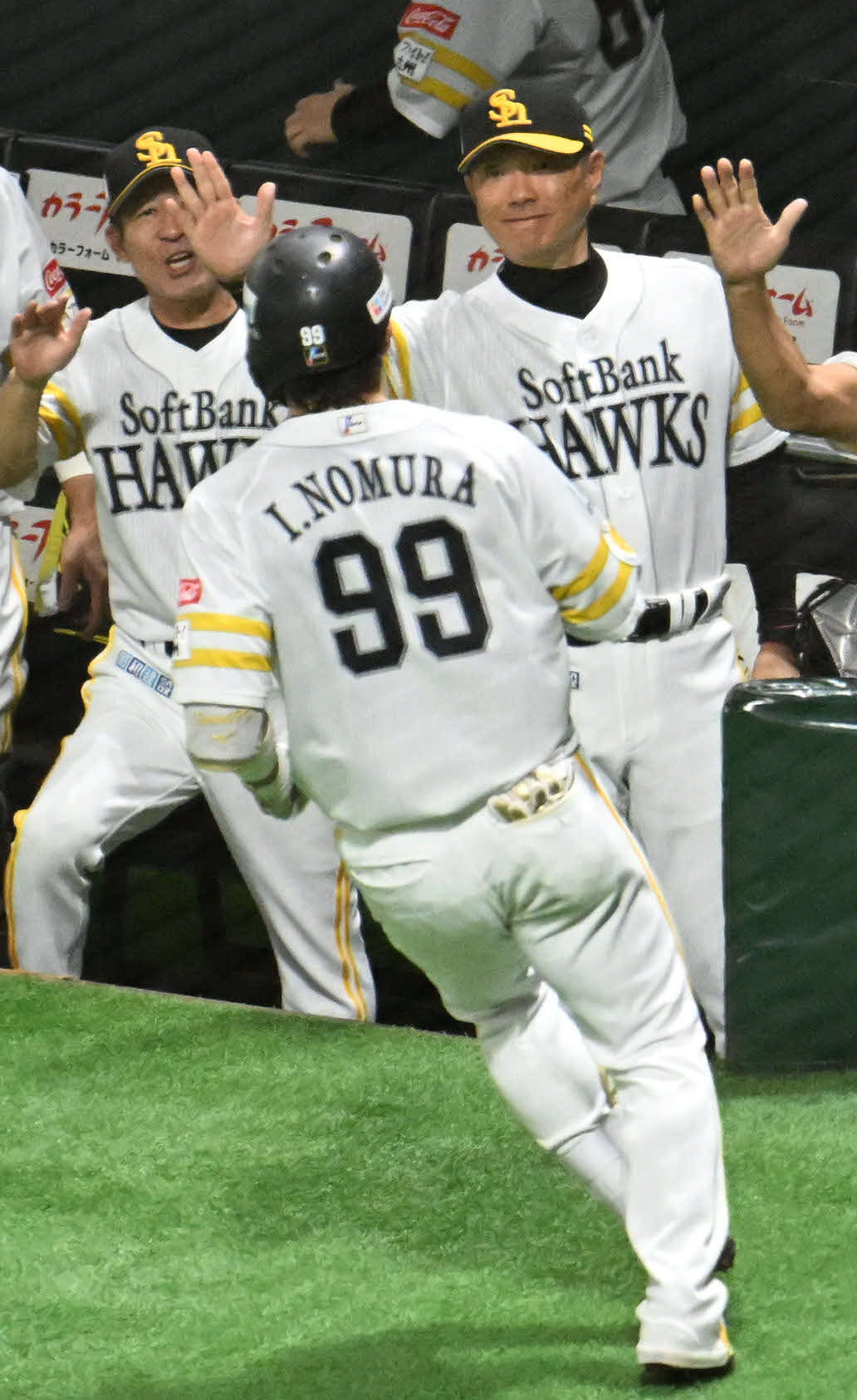 ソフトバンク対日本ハム　3回裏ソフトバンク無死、野村（中央）は本塁打を放ち小久保監督とタッチを交わす（撮影・林敢治）