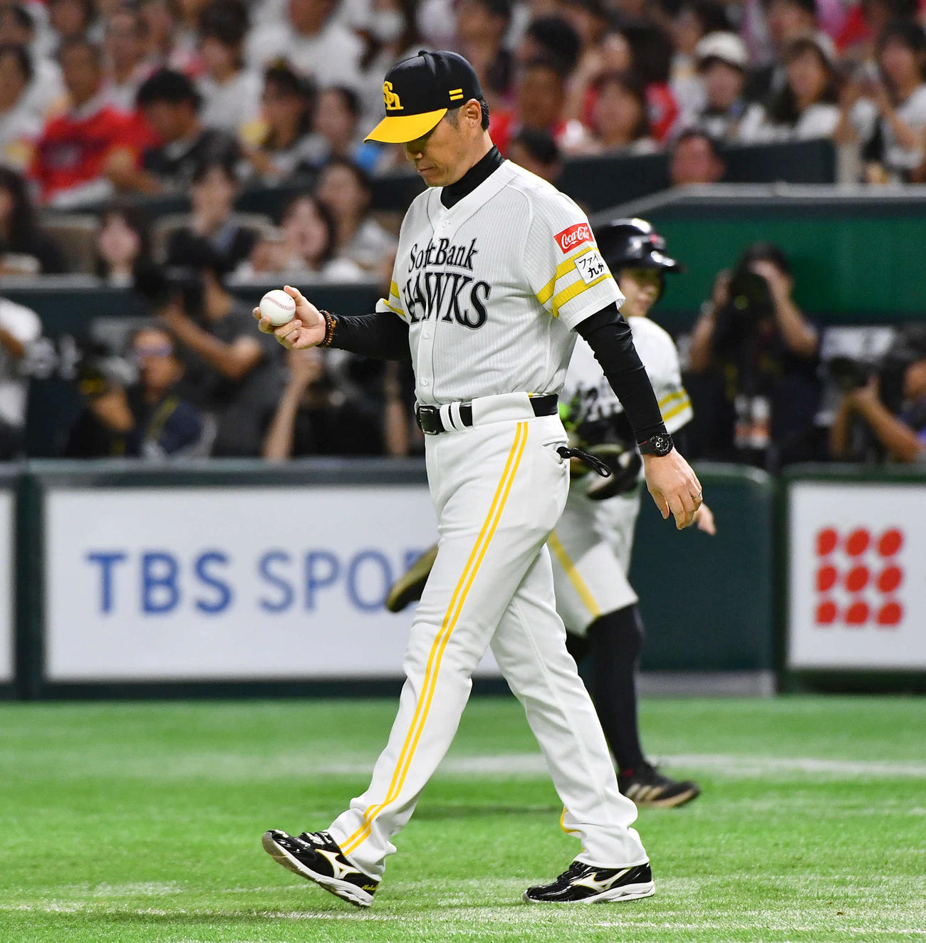 ソフトバンク対日本ハム　3回表日本ハム1死一、三塁、打席にマルティネスを迎える場面で大関の交代を告げ、ボールを手にマウンドへ向かう小久保監督（撮影・岩下翔太）