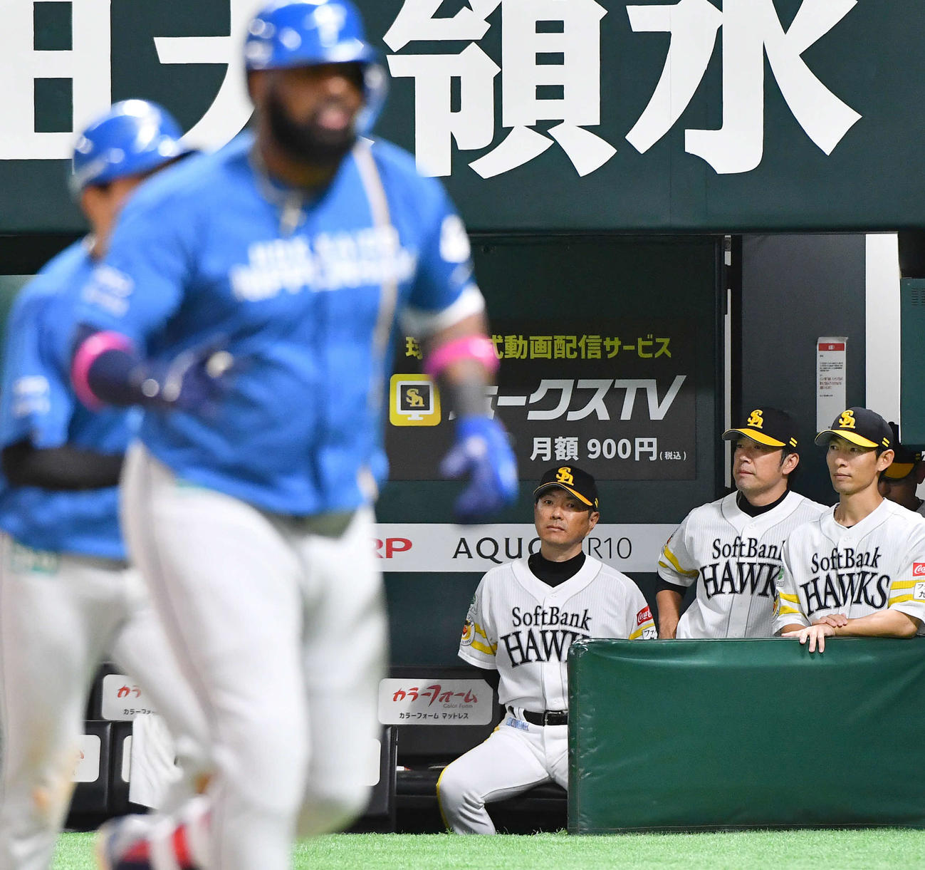 ソフトバンク対日本ハム　3回表日本ハム1死三塁、勝ち越しの中越え2点本塁打を放ったレイエス（手前）を見つめる小久保監督（右から3人目）（撮影・岩下翔太）