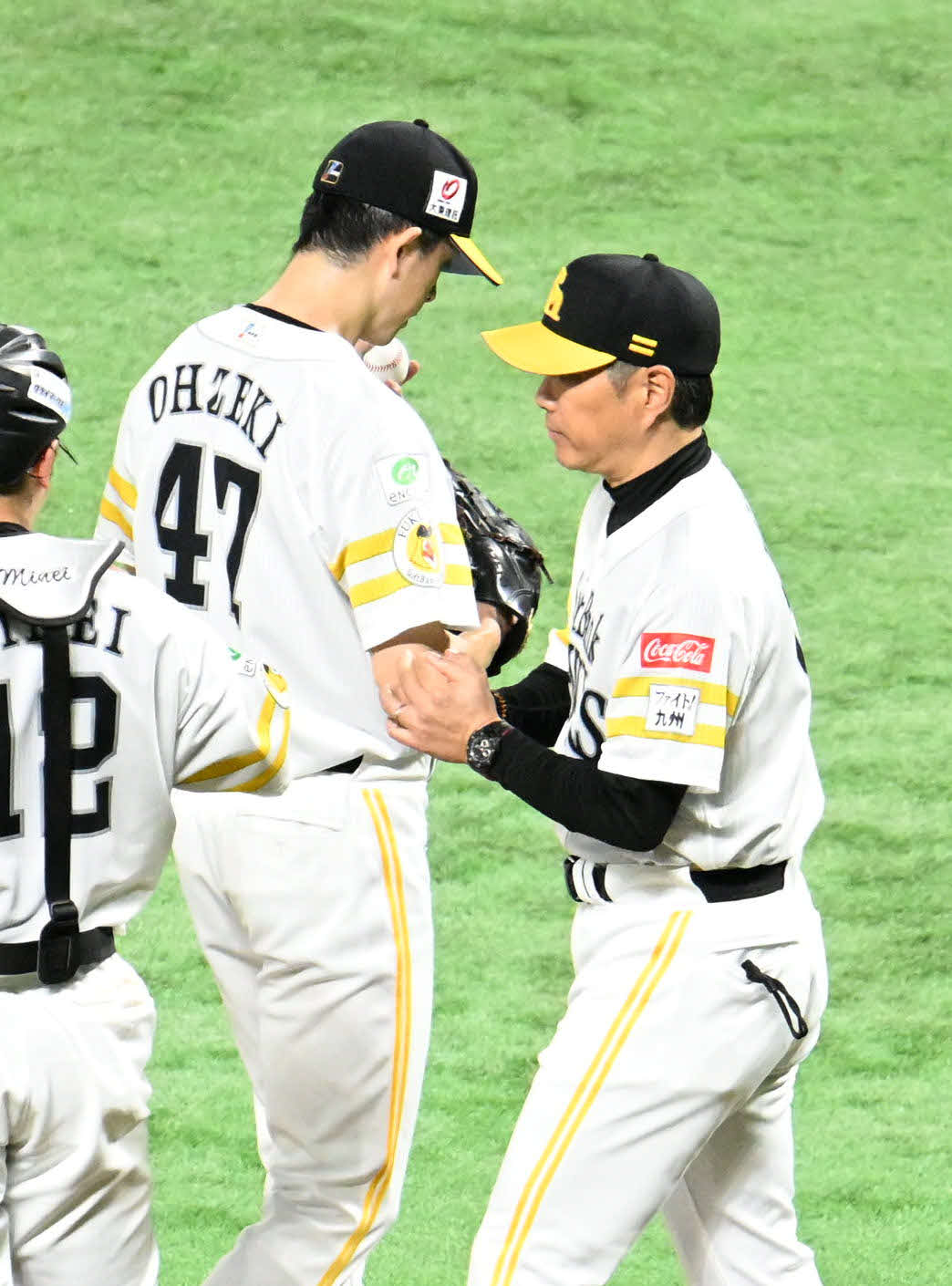 ソフトバンク対日本ハム　3回表日本ハム1死一、三塁、降板する大関（左）右は小久保監督（撮影・林敢治）