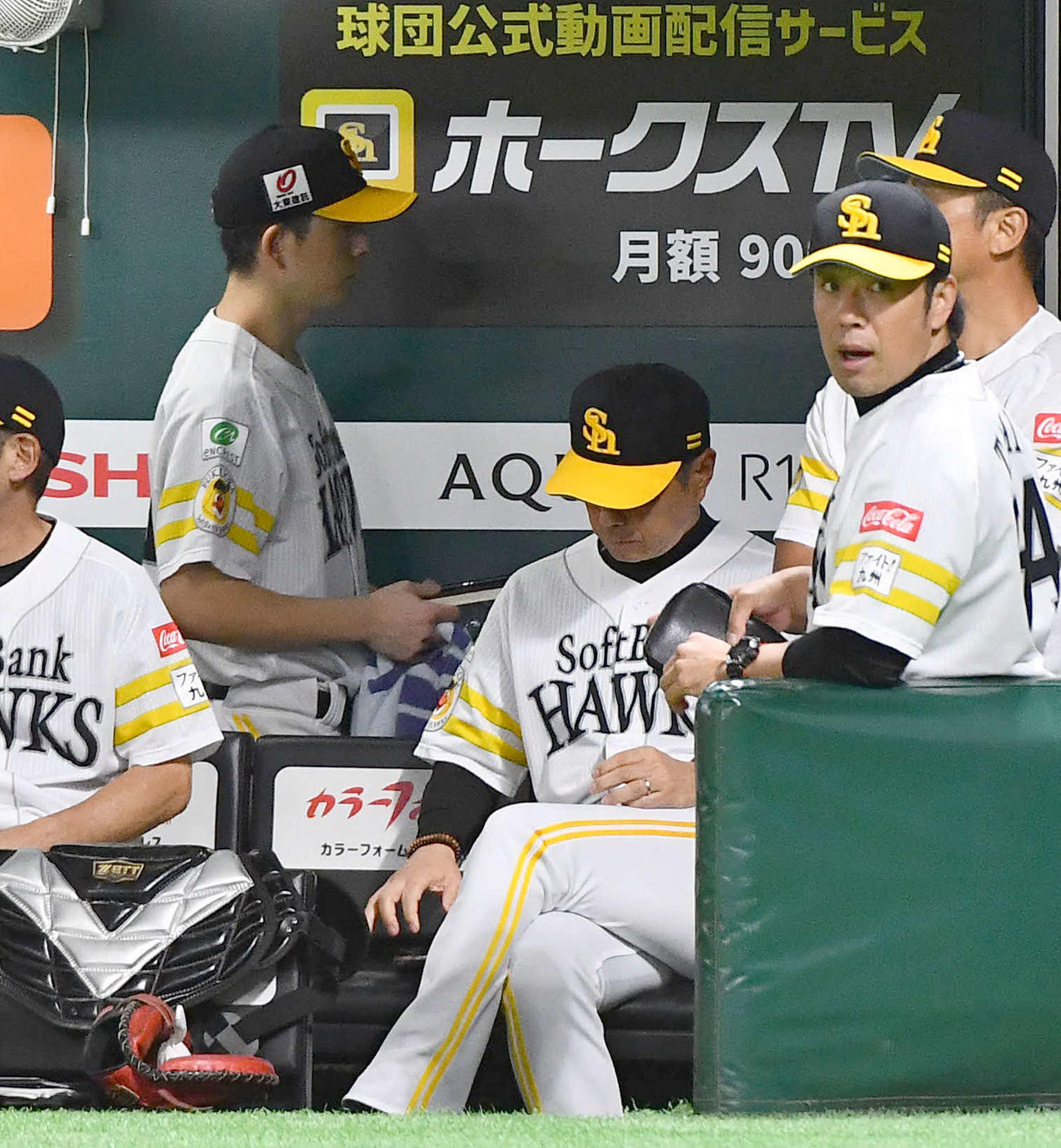 ソフトバンク対日本ハム　3回表終了後、ベンチ裏へ引き揚げる大関（左）。中央は小久保監督（撮影・岩下翔太）