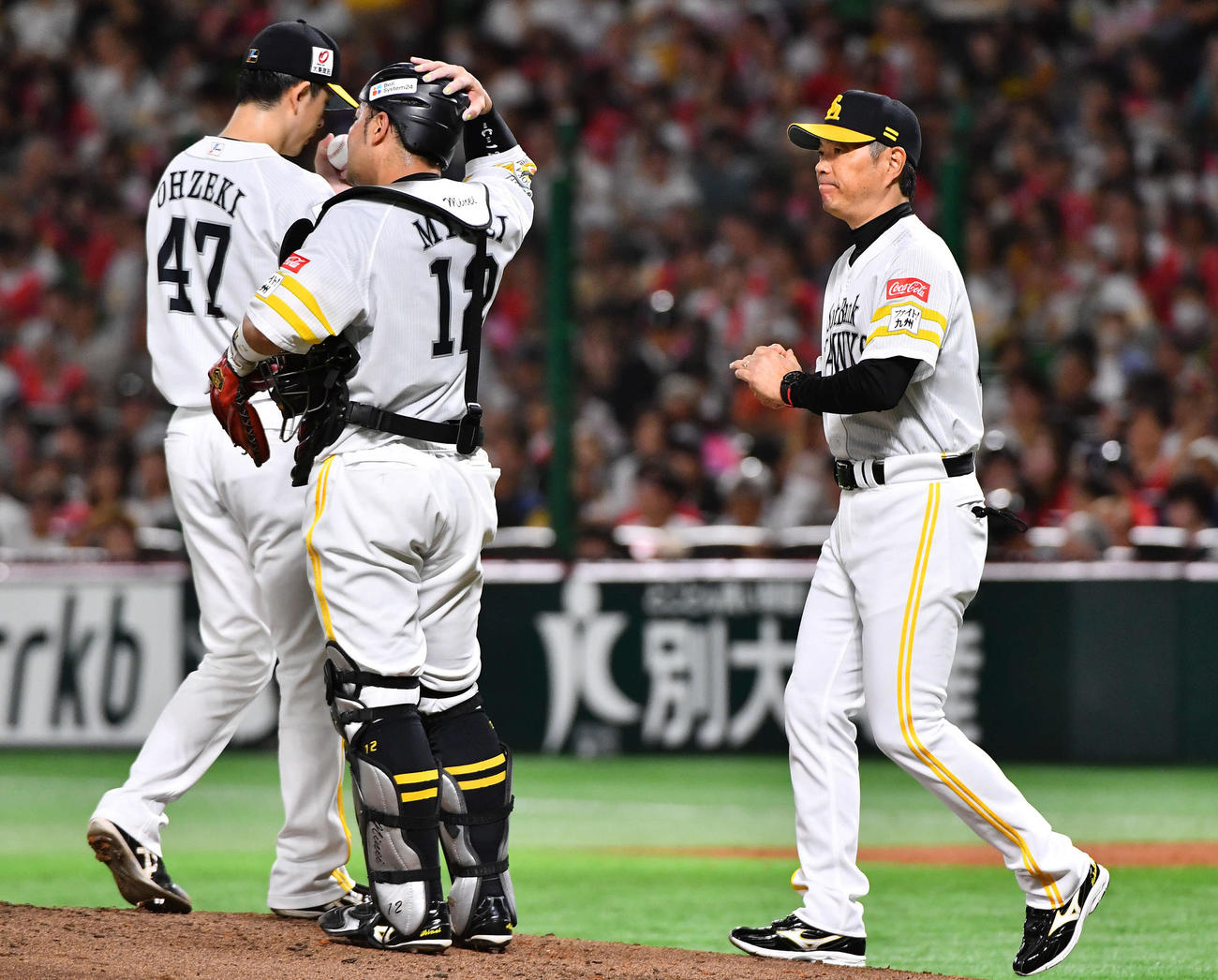 ソフトバンク対日本ハム　3回表日本ハム1死一、三塁、打席にマルティネスを迎える場面で大関（左）の交代を告げ、マウンドに向かう小久保監督（撮影・岩下翔太）