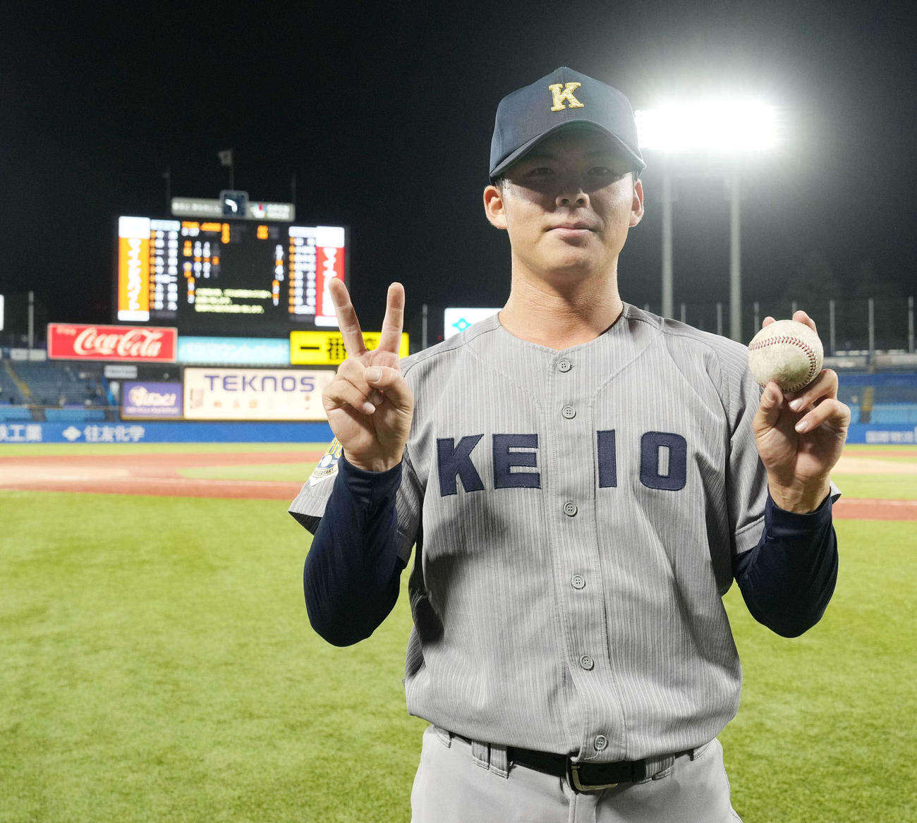 慶大対立大　リーグ戦通算20勝を達成した慶大・外丸（撮影・小沢裕）