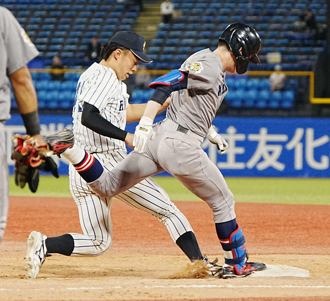 慶大対立大　延長11回表慶大1死二塁、丸田（右）はリーグ戦初安打となる一内野安打を放つ（撮影・小沢裕）