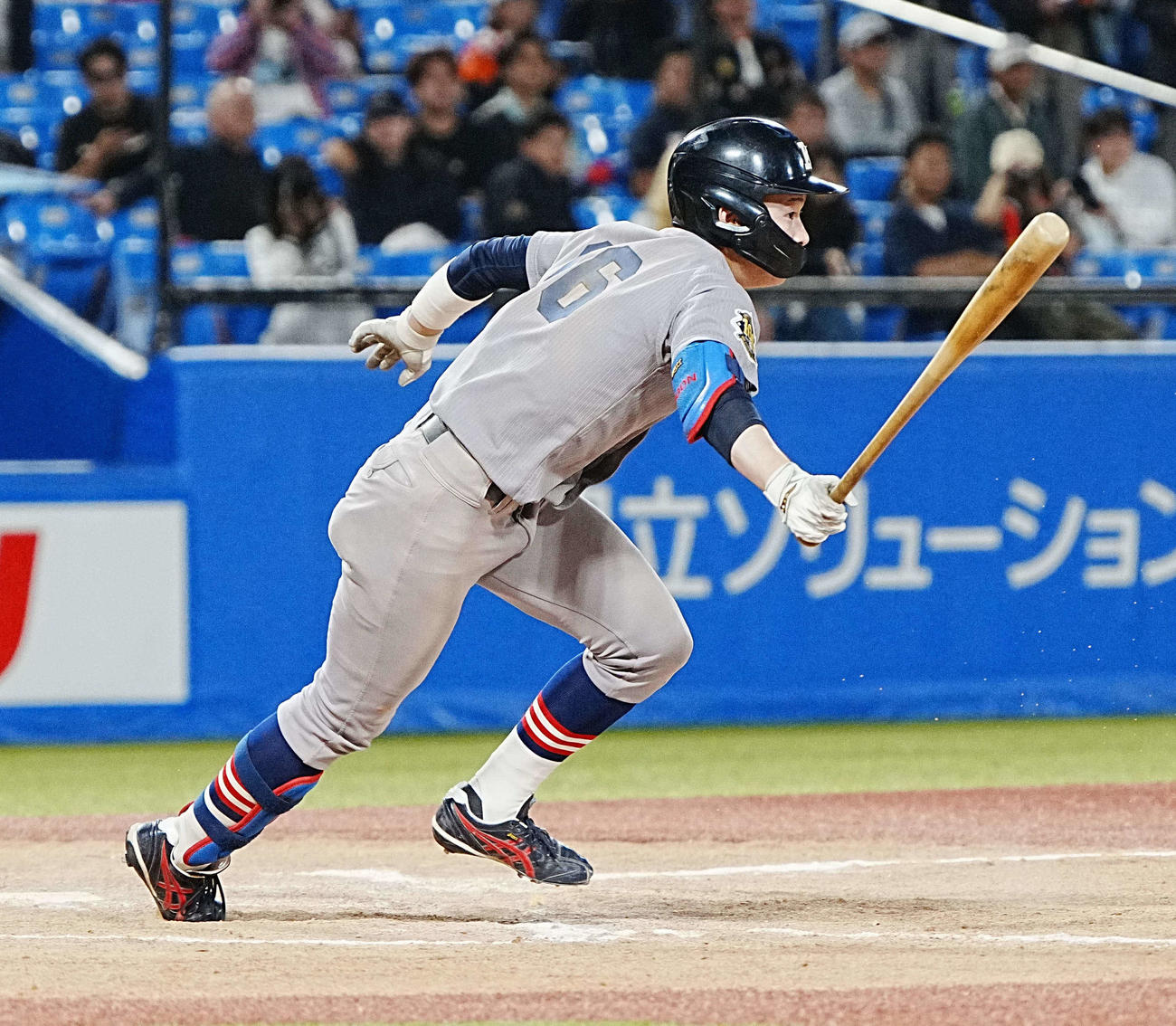 慶大対立大　延長11回表慶大1死二塁、丸田はリーグ戦初安打となる一内野安打を放つ（撮影・小沢裕）