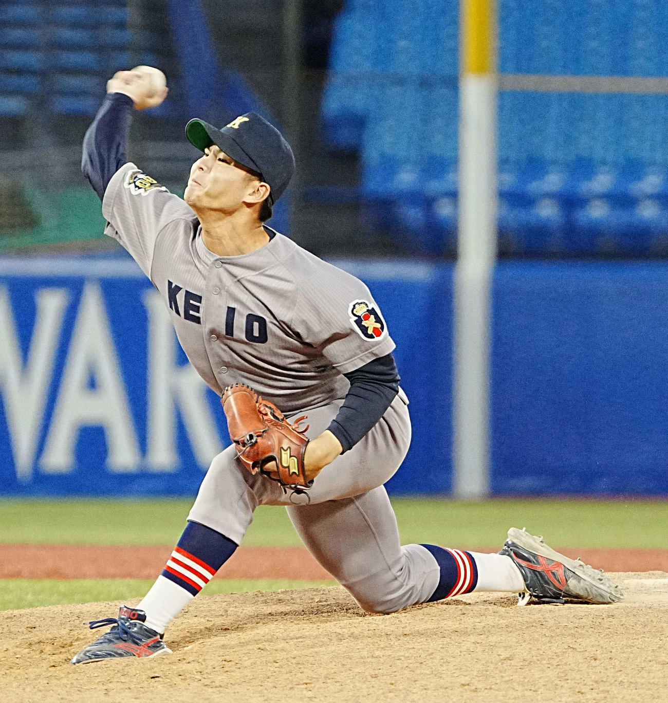 慶大対立大　慶大3番手で登板した外丸（撮影・小沢裕）