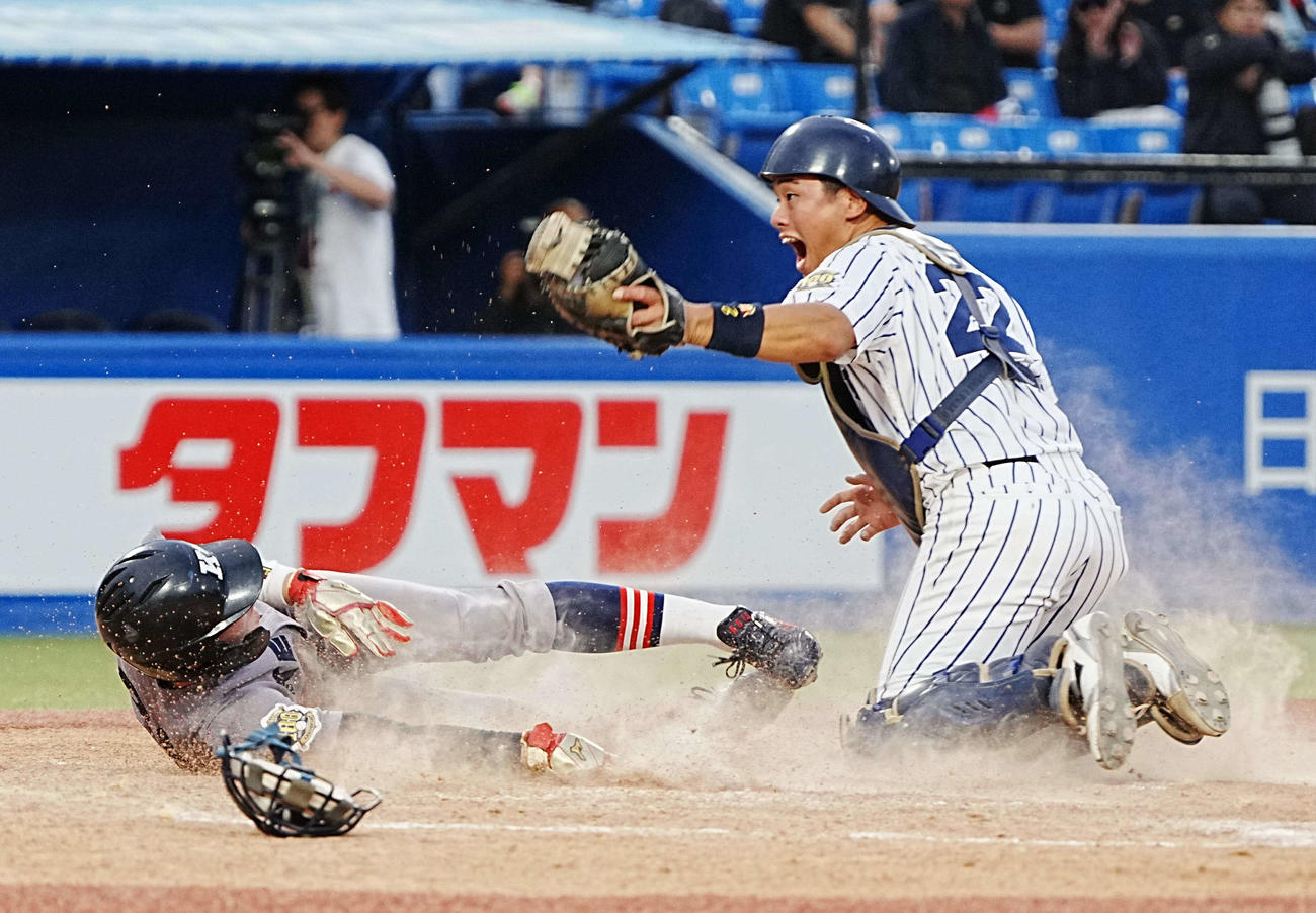 慶大対立大　9回表慶大1死三塁、三塁走者の丸田（左）は竹田一の遊ゴロで本塁を狙うもタッチアウト（撮影・小沢裕）