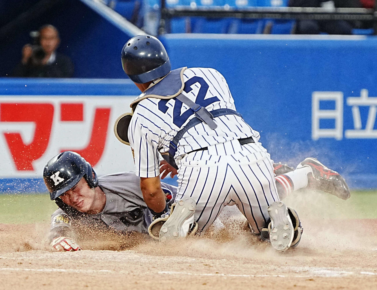 慶大対立大　9回表慶大1死三塁、三塁走者の丸田（左）は竹田一の遊ゴロで本塁を狙うもタッチアウト（撮影・小沢裕）