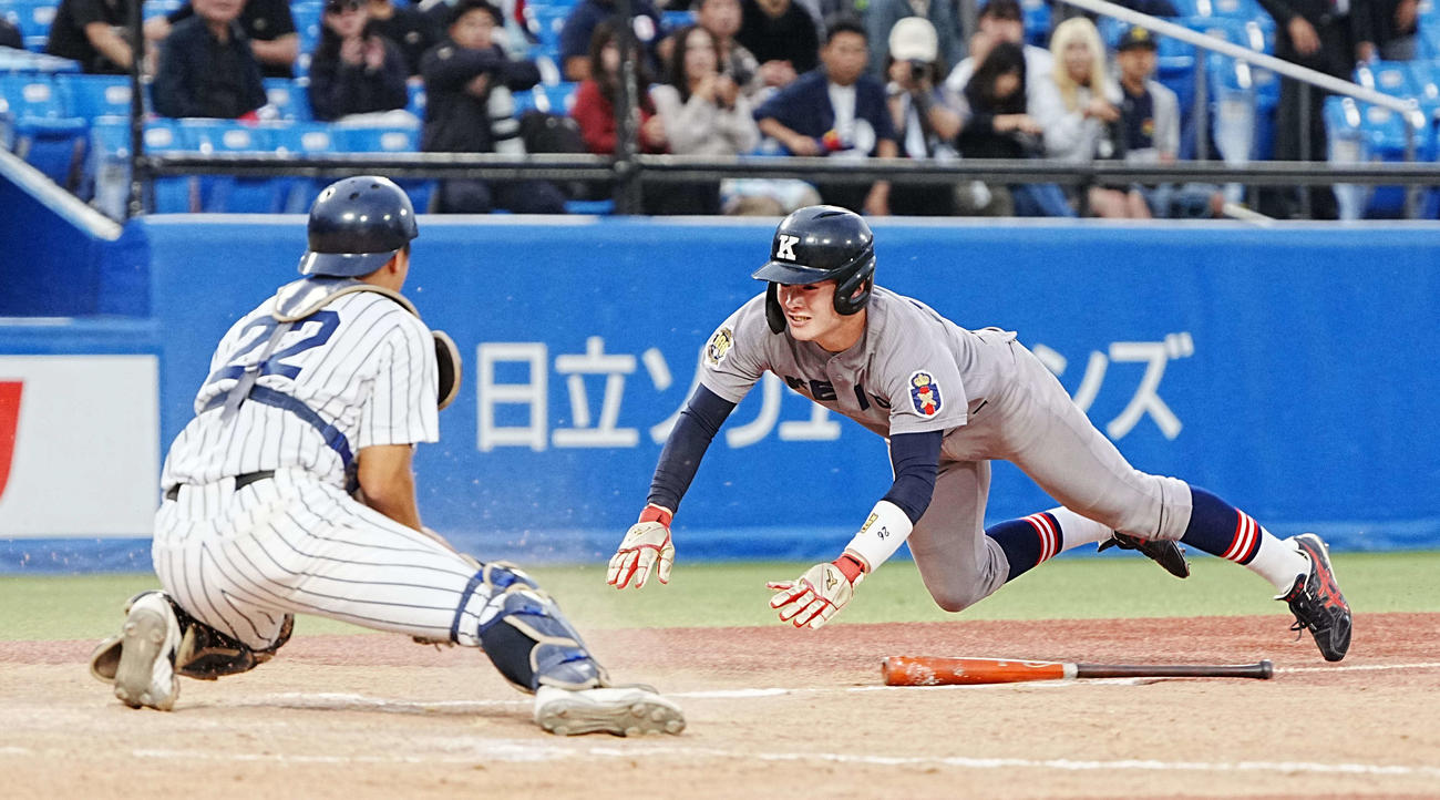 慶大対立大　9回表慶大1死三塁、三塁走者の丸田は竹田一の遊ゴロで本塁を狙うもタッチアウト（撮影・小沢裕）