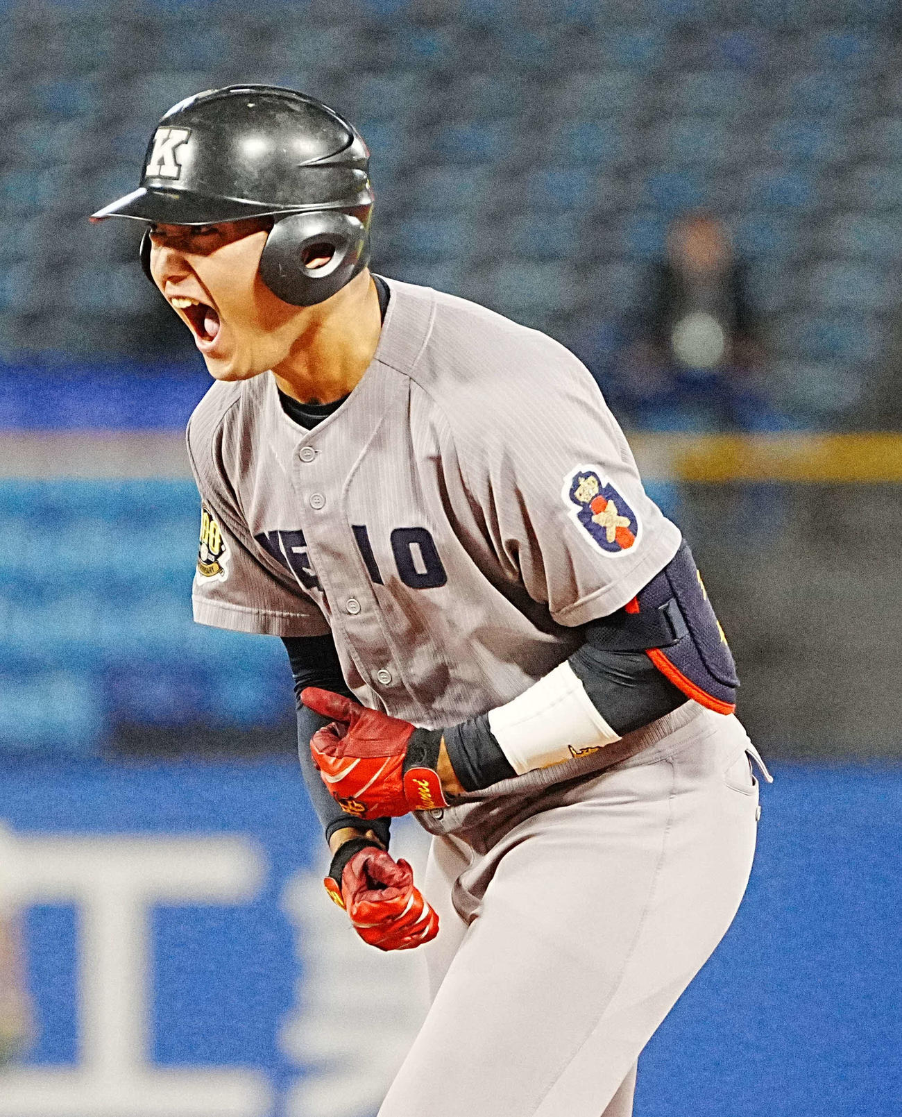 慶大対立大　延長11回表慶大1死一、三塁、今泉は左前に勝ち越し適時打を放つ（撮影・小沢裕）