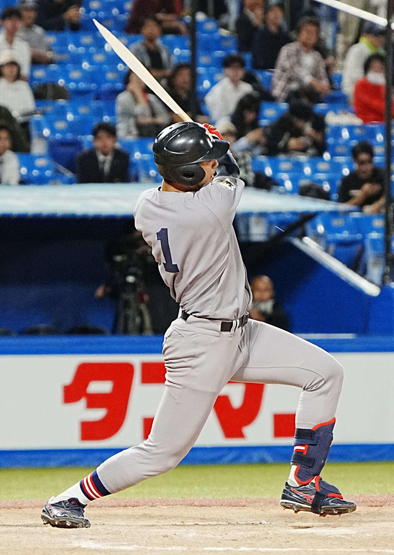慶大対立大　延長11回表慶大1死一、三塁、今泉は左前に勝ち越し適時打を放つ（撮影・小沢裕）