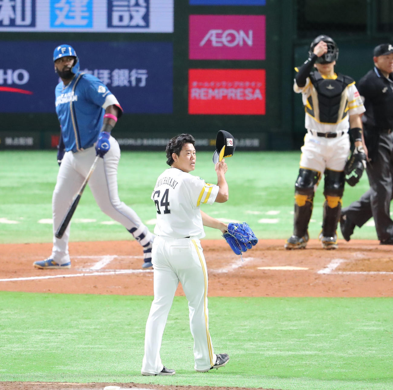 ソフトバンク対日本ハム　7回表日本ハム2死三塁、レイエスに左越え2点本塁打を浴びた上茶谷（撮影・梅根麻紀）