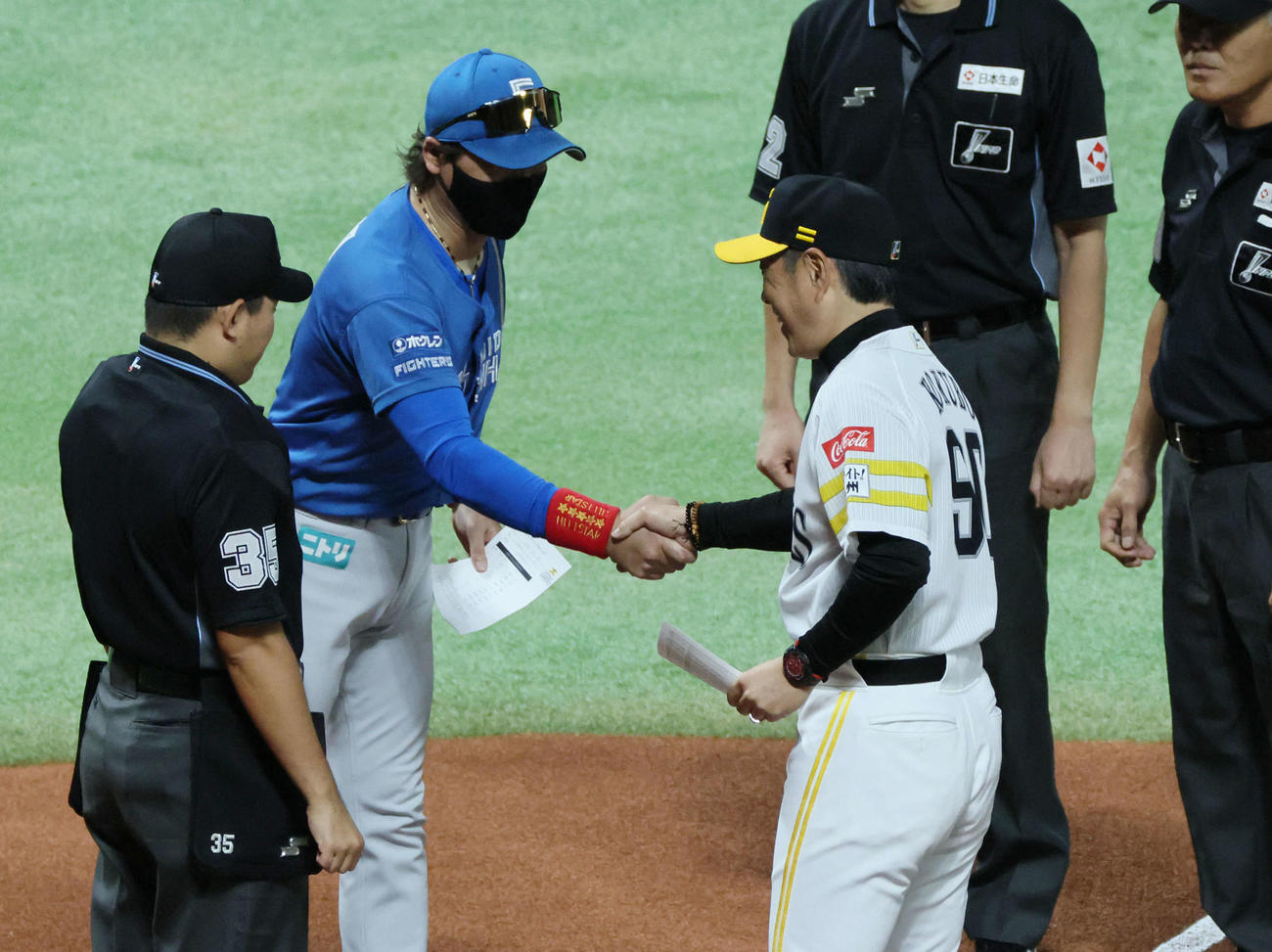 ソフトバンク対日本ハム　メンバー表交換する日本ハム新庄監督とソフトバンク小久保監督（撮影・加藤孝規）