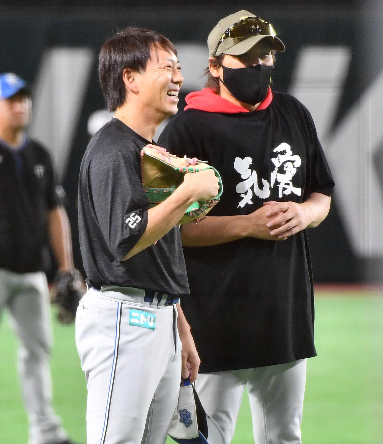 ソフトバンク対日本ハム　試合前、宮西（左）と話す日本ハム新庄監督（撮影・岩下翔太）