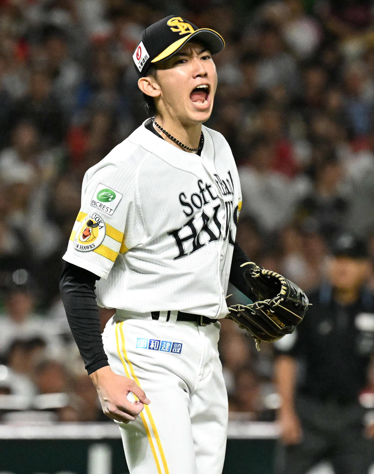 ソフトバンク対日本ハム　1回表日本ハム2死一塁、打者郡司を空振り三振に仕留め雄たけびを上げる大津（撮影・林敢治）
