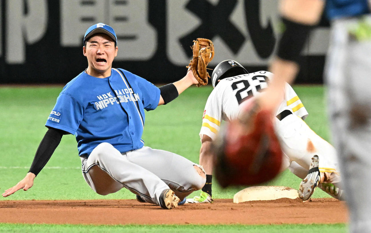 ソフトバンク対日本ハム　1回裏ソフトバンク1死一塁、一塁走者周東（右）は盗塁の際に山県と接触する（撮影・林敢治）