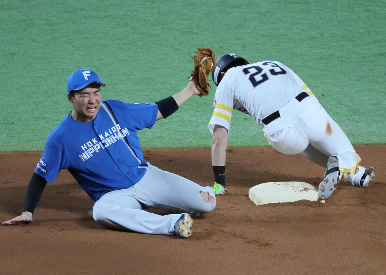 ソフトバンク対日本ハム　1回裏ソフトバンク1死一塁、打者柳町達の時、周東は二盗を決めるがカバーの山県ともども負傷し試合が中断（撮影・加藤孝規）