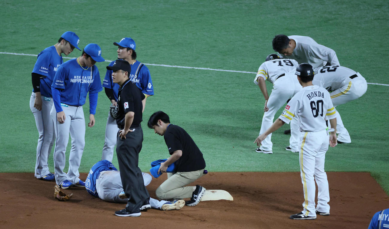 ソフトバンク対日本ハム　1回裏ソフトバンク1死一塁、打者柳町達の時、周東は二盗を決めるがカバーの山県ともども負傷し試合が中断（撮影・加藤孝規）