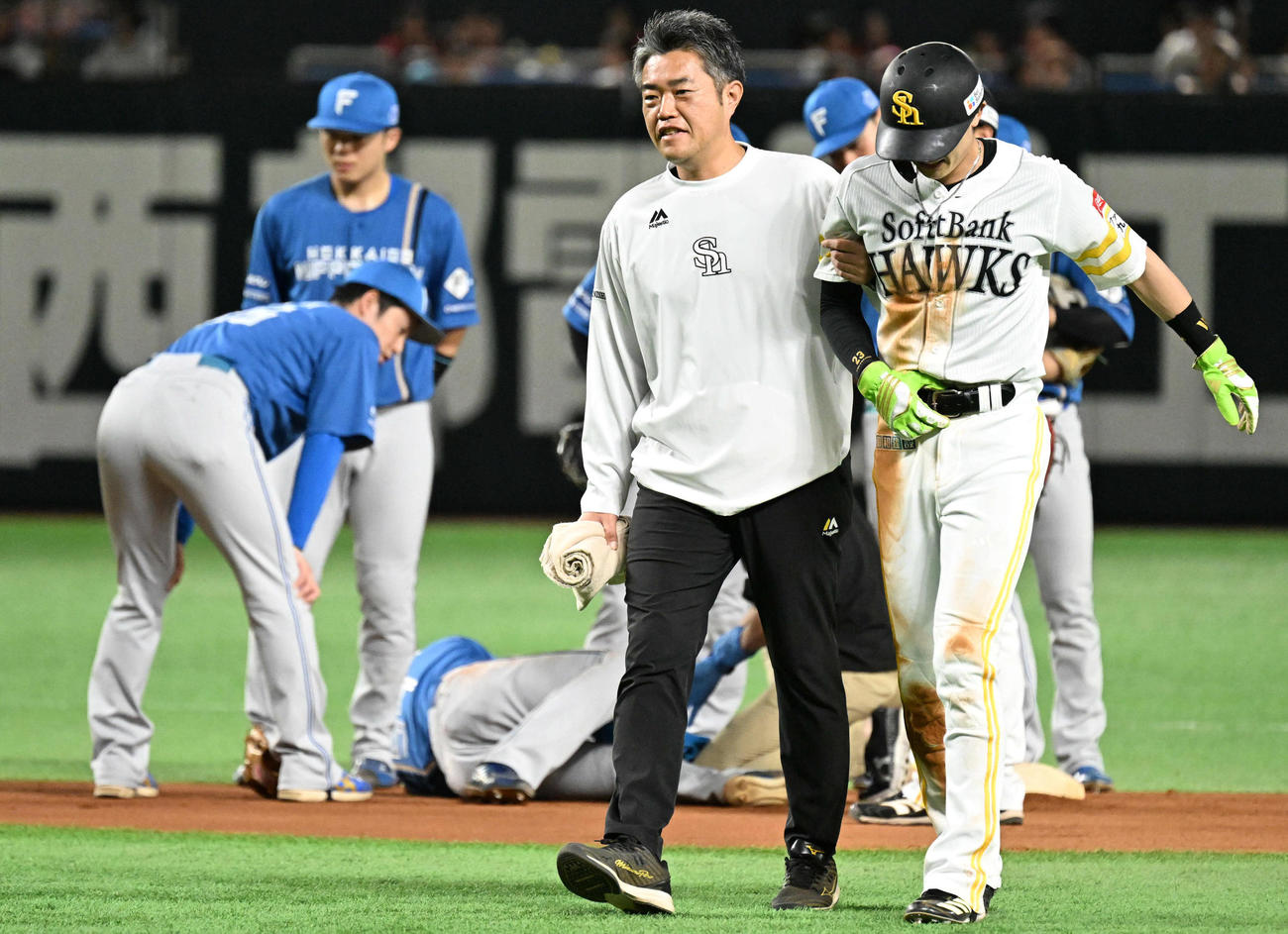 ソフトバンク対日本ハム　1回裏ソフトバンク1死一塁、一塁走者周東（右）は盗塁の際に山県と接触する（撮影・林敢治）