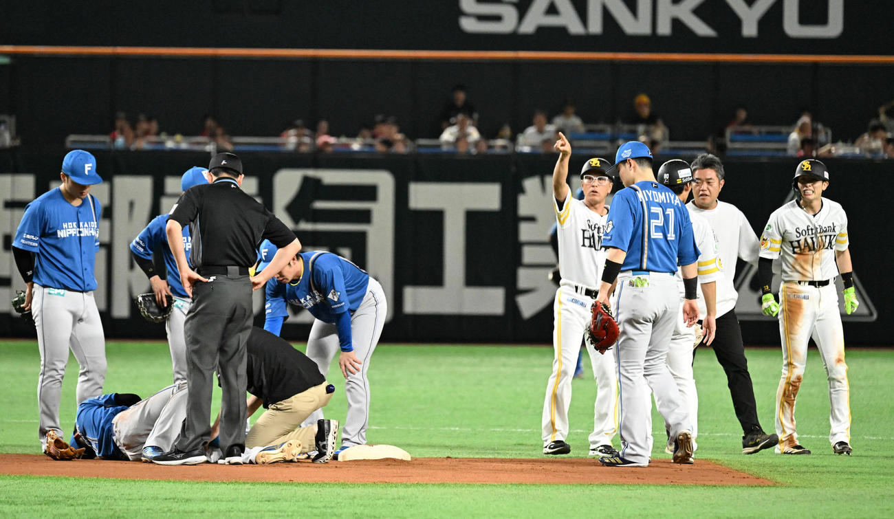 ソフトバンク対日本ハム　1回裏ソフトバンク1死一塁、一塁走者周東（右）は盗塁の際に山県と接触する（撮影・林敢治）