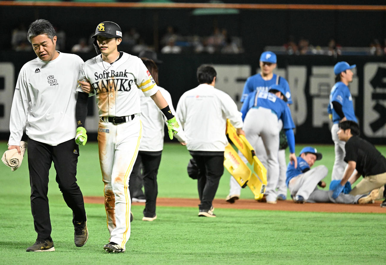ソフトバンク対日本ハム　1回裏ソフトバンク1死一塁、一塁走者周東（左から2番目）は盗塁の際に山県と接触する（撮影・林敢治）
