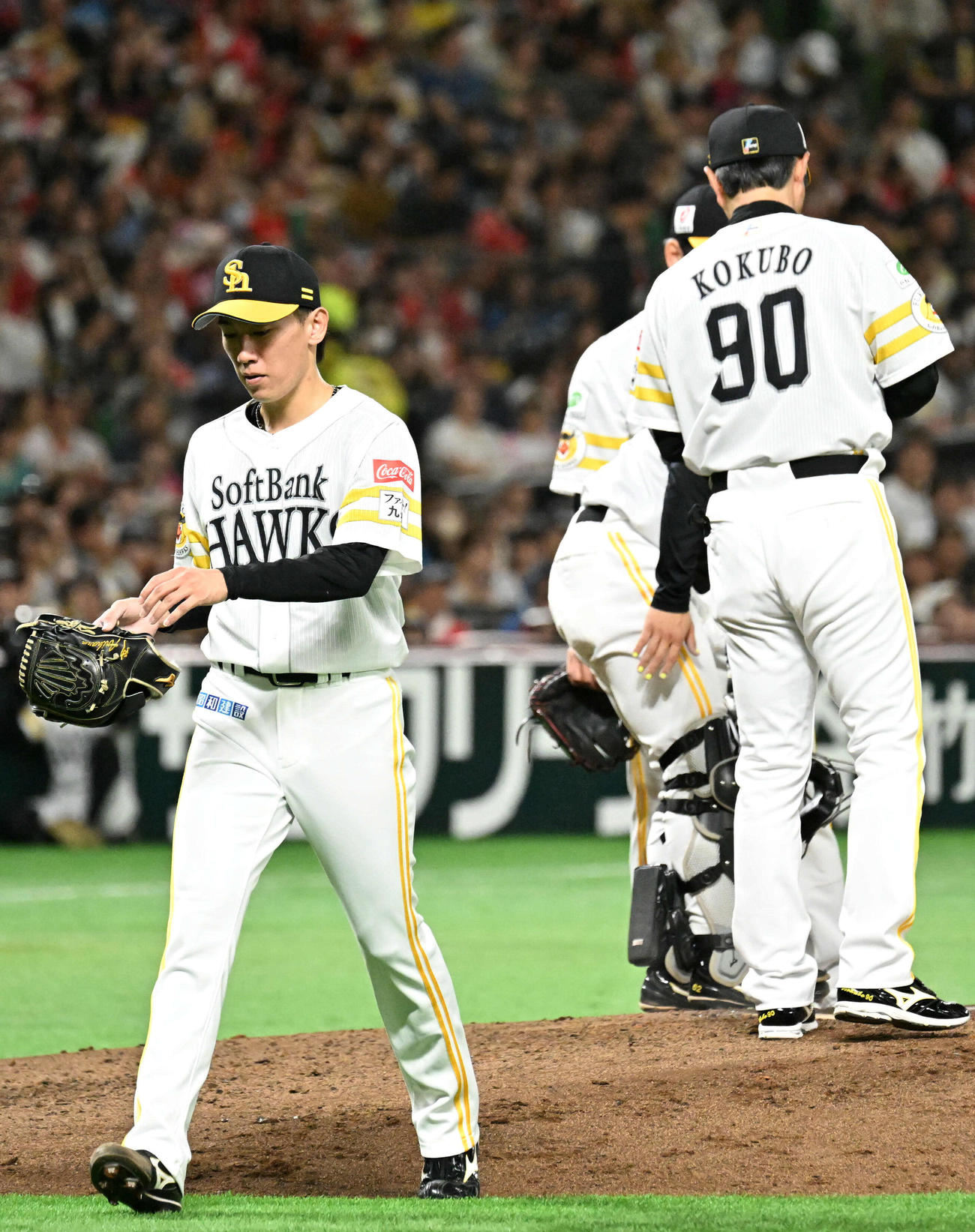 ソフトバンク対日本ハム　4回表日本ハム2死一、三塁、降板する大津（左）（撮影・林敢治）