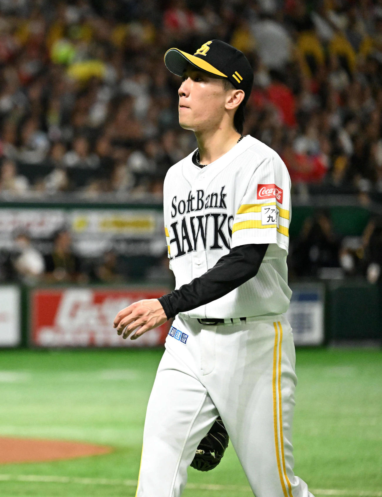 ソフトバンク対日本ハム　4回表日本ハム2死一、三塁、降板する大津（撮影・林敢治）