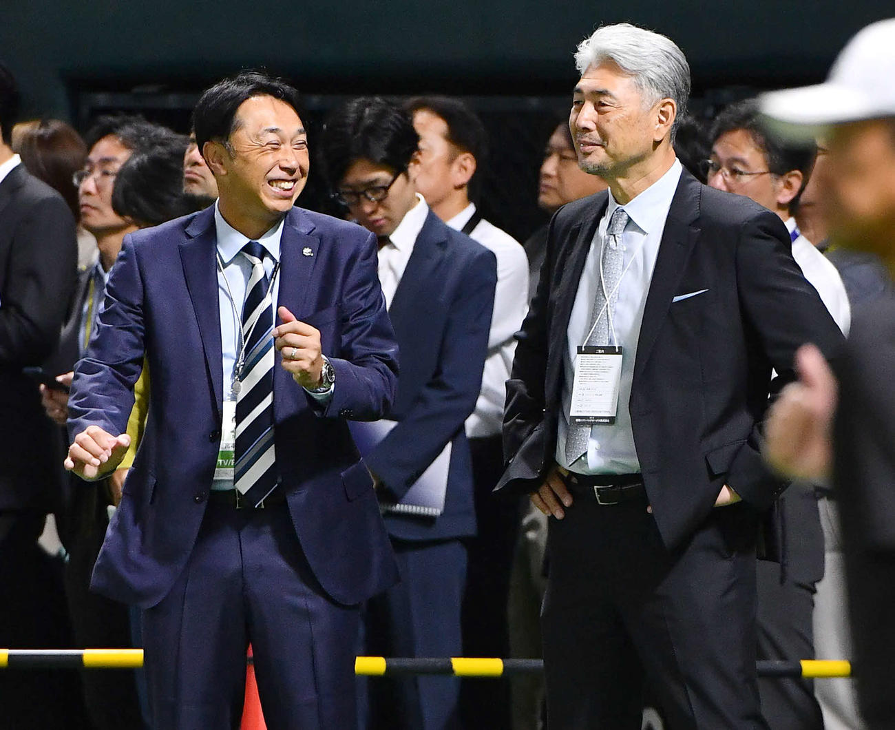 ソフトバンク対日本ハム　試合前、グラウンドで談笑する宮本慎也氏（左）と吉井理人氏（撮影・岩下翔太）