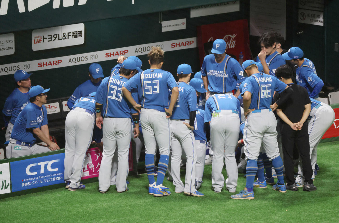 ソフトバンク対日本ハム　試合前、円陣を組む日本ハムナイン（撮影・加藤孝規）