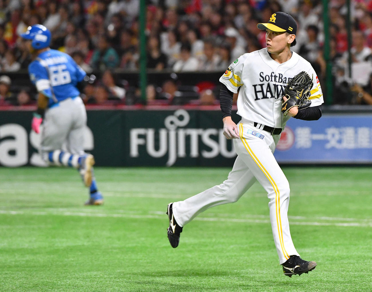 ソフトバンク対日本ハム　4回表日本ハム2死一塁、万波（左）に左前安打を打たれる大津（撮影・岩下翔太）