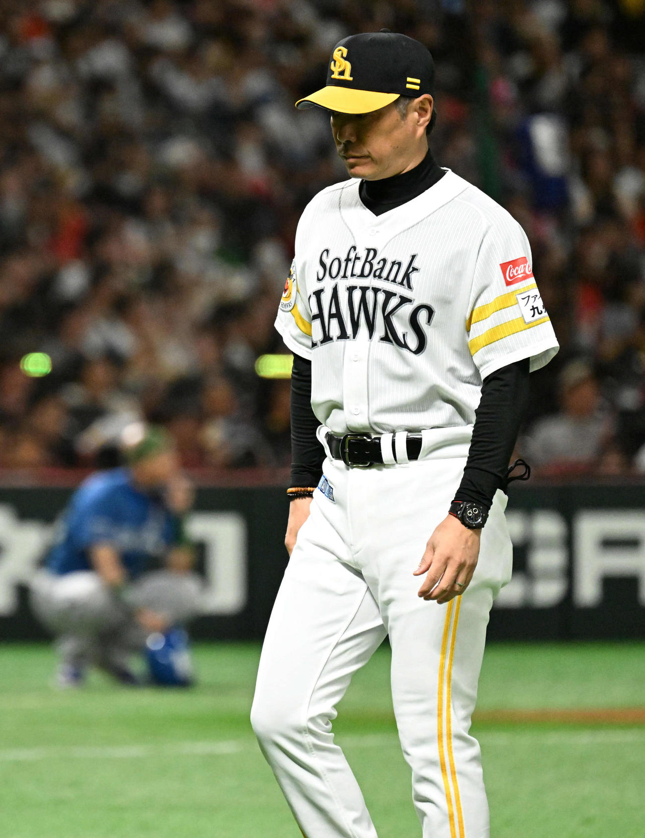ソフトバンク対日本ハム　4回表日本ハム2死一、三塁、ベンチに戻る小久保監督（撮影・林敢治）