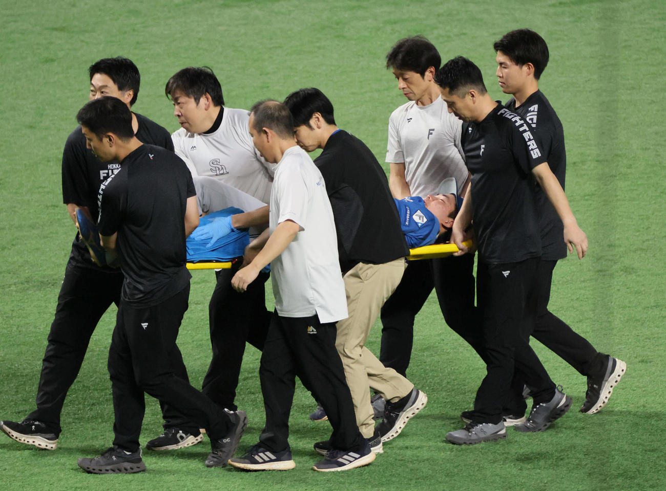 ソフトバンク対日本ハム　1回裏ソフトバンク1死一塁、打者柳町達の時、周東は二盗を決めるがカバーの山県ともども負傷し試合が中断（撮影・加藤孝規）