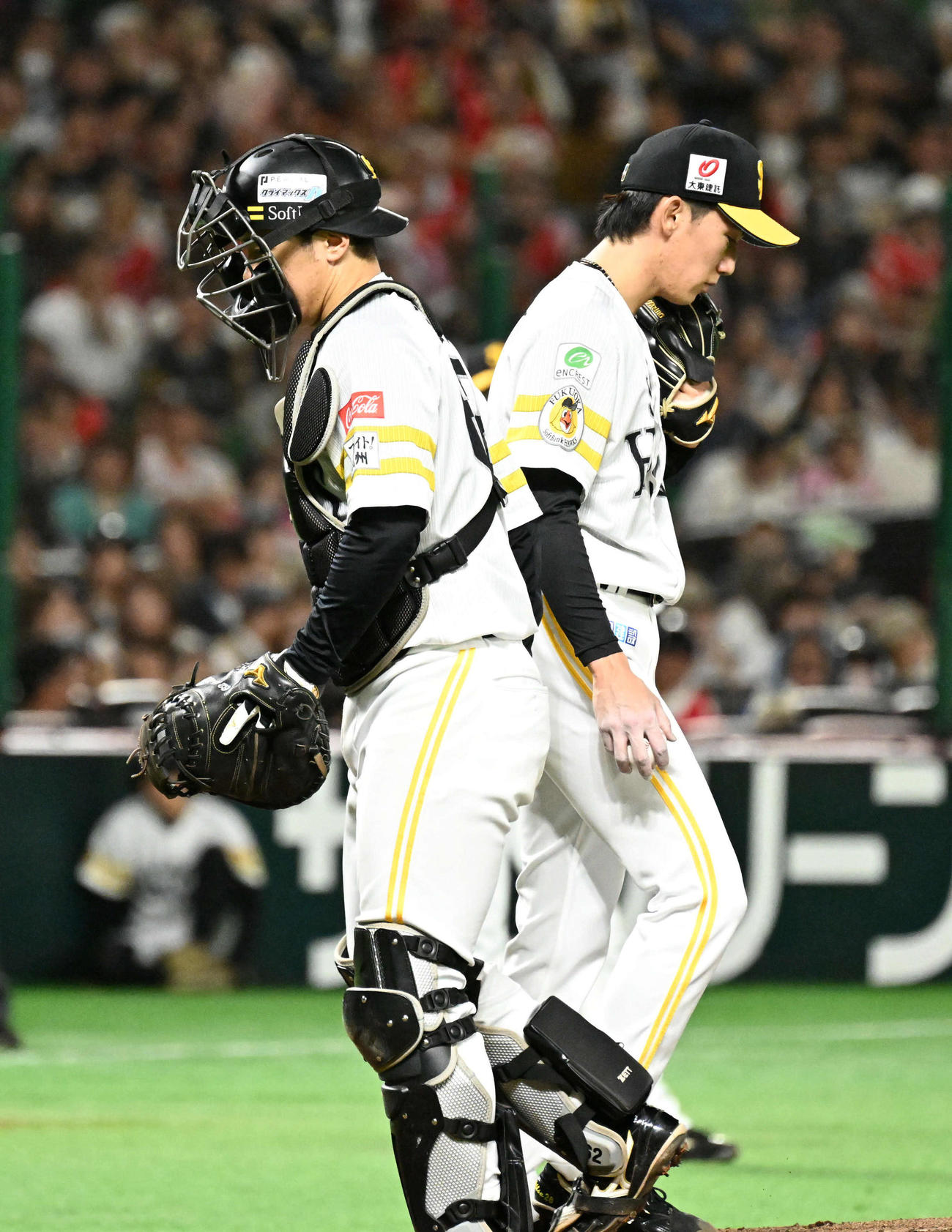 ソフトバンク対日本ハム　4回表日本ハム無死一塁、マウンドに戻る大津（右）と海野（撮影・林敢治）